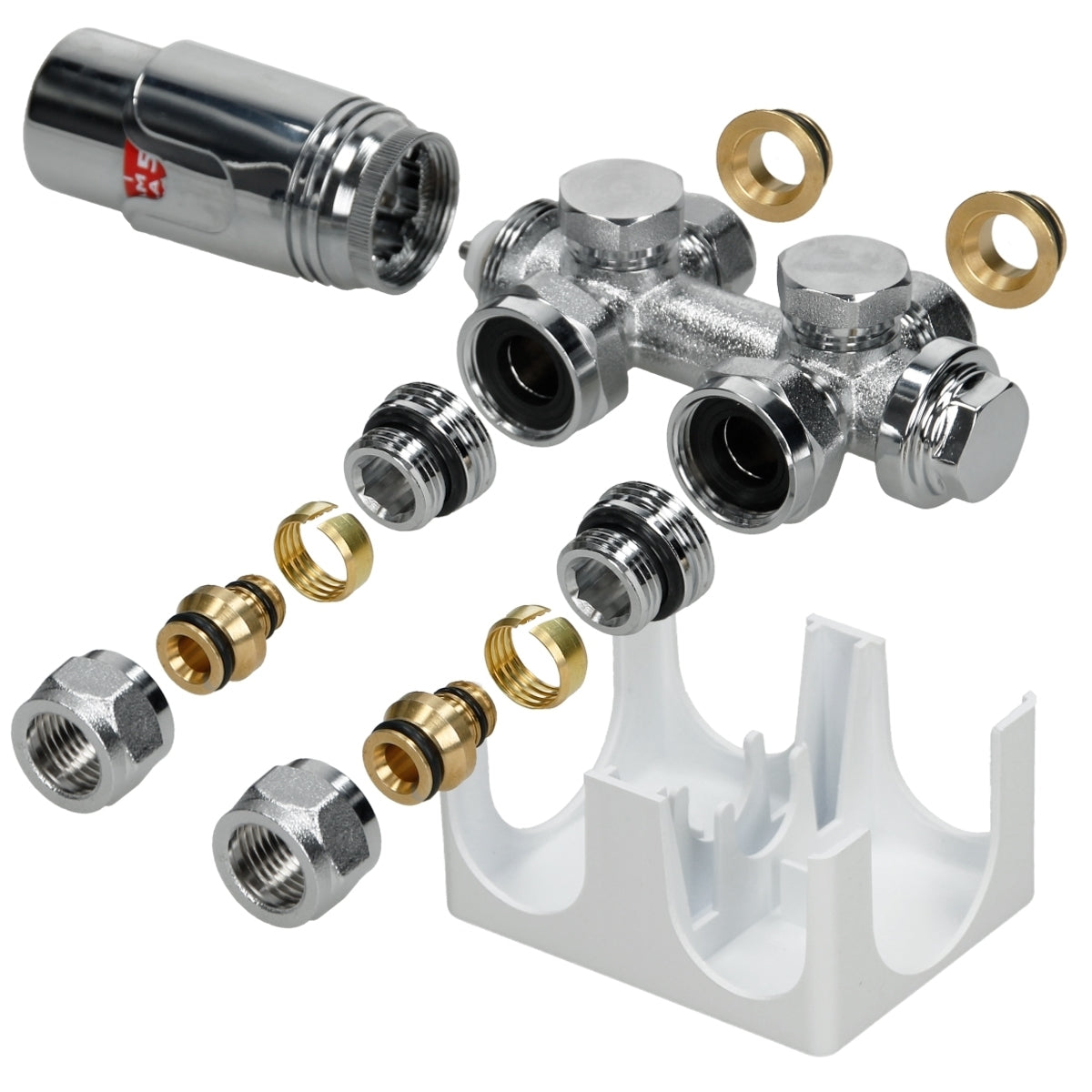 Egy krómozott szelep különböző csatlakozóelemekkel egy fehér háttéren.