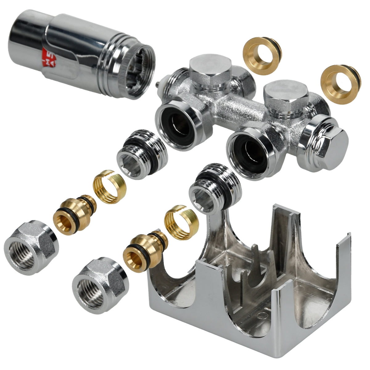 Verschiedene verchromte und weiße Rohrverbindungsstücke auf einem weißen Hintergrund.