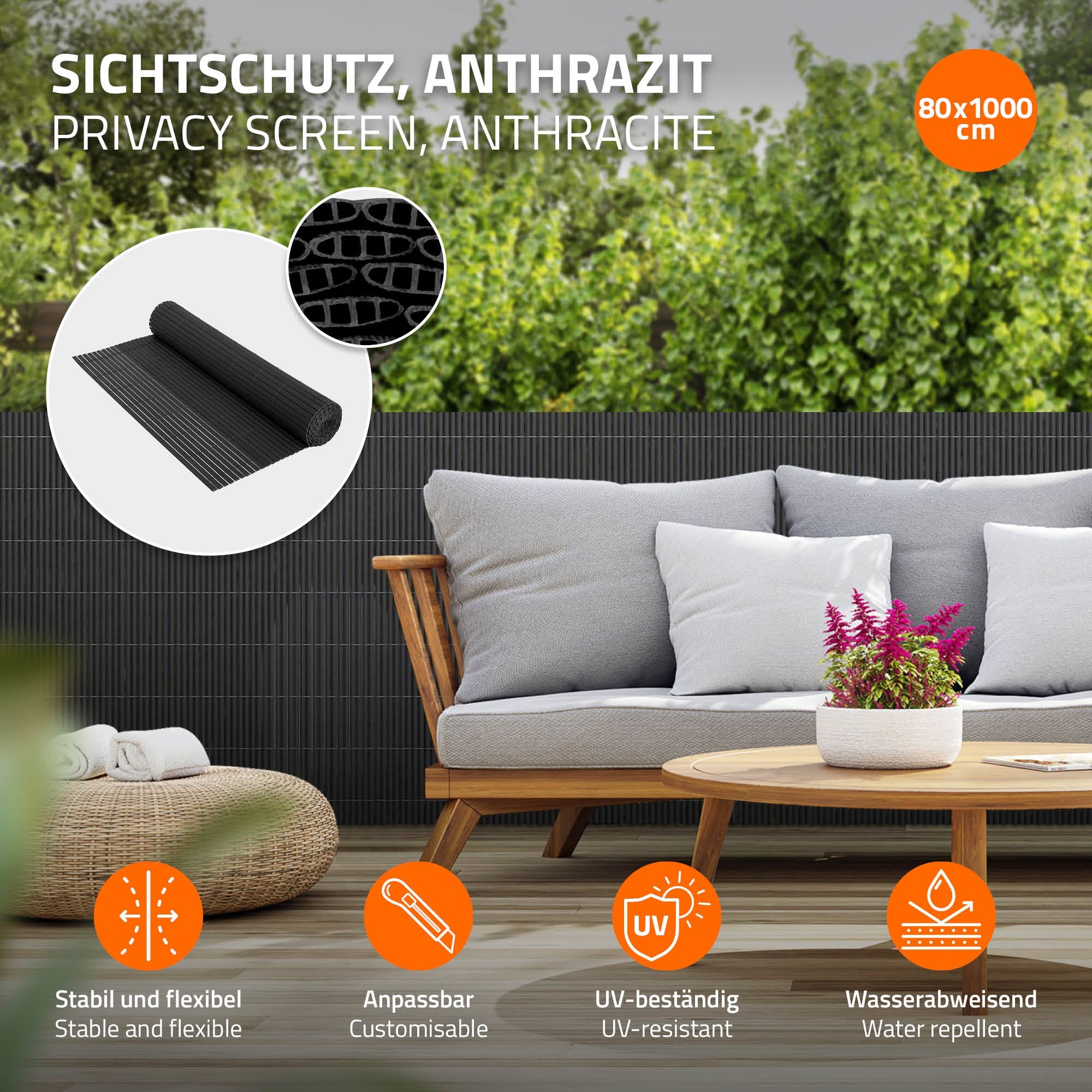 Sichtschutz in Anthrazit, 80x1000 cm, mit Sofa und Pflanzen im Hintergrund.