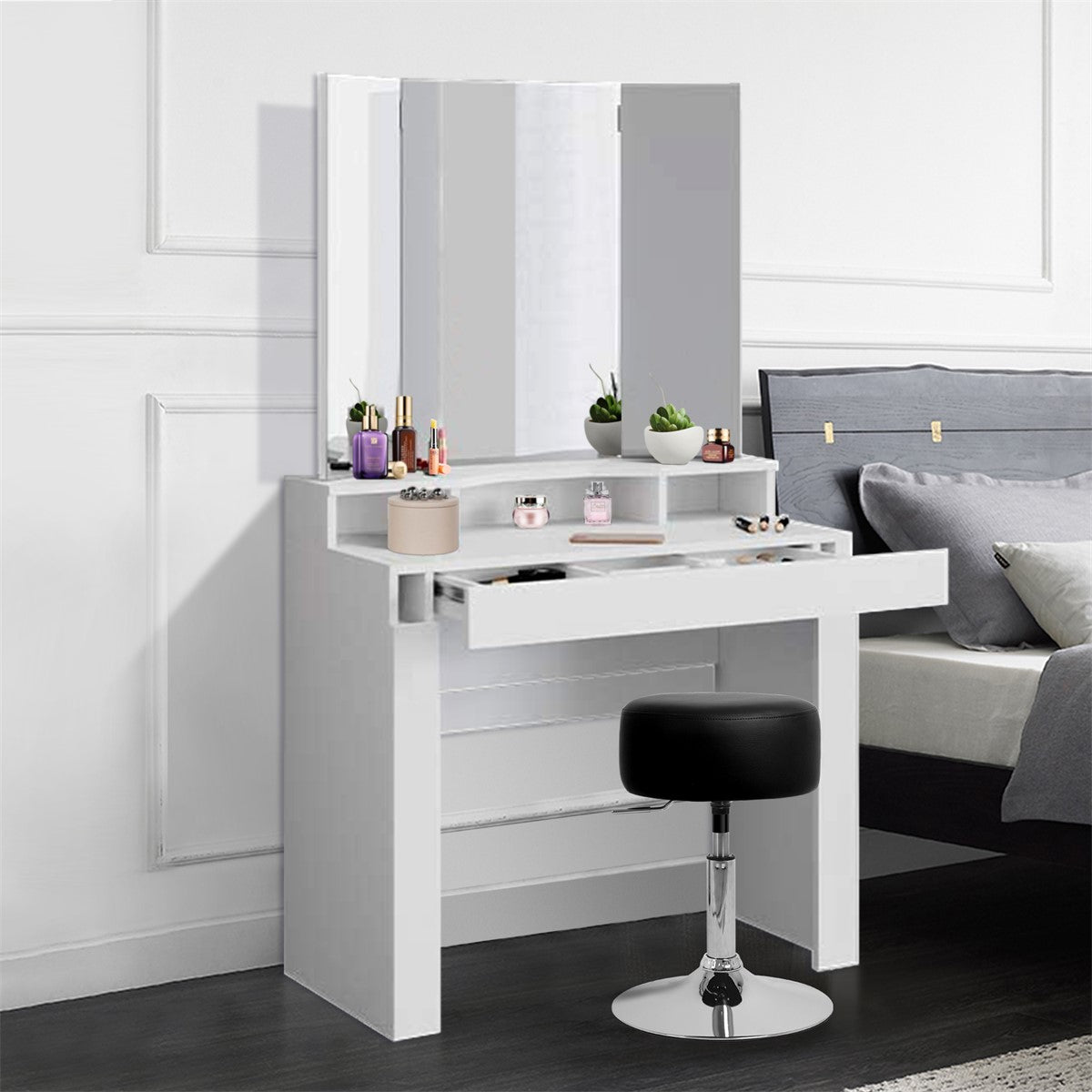 Weißer Schminktisch mit Spiegel und schwarzem Hocker.
