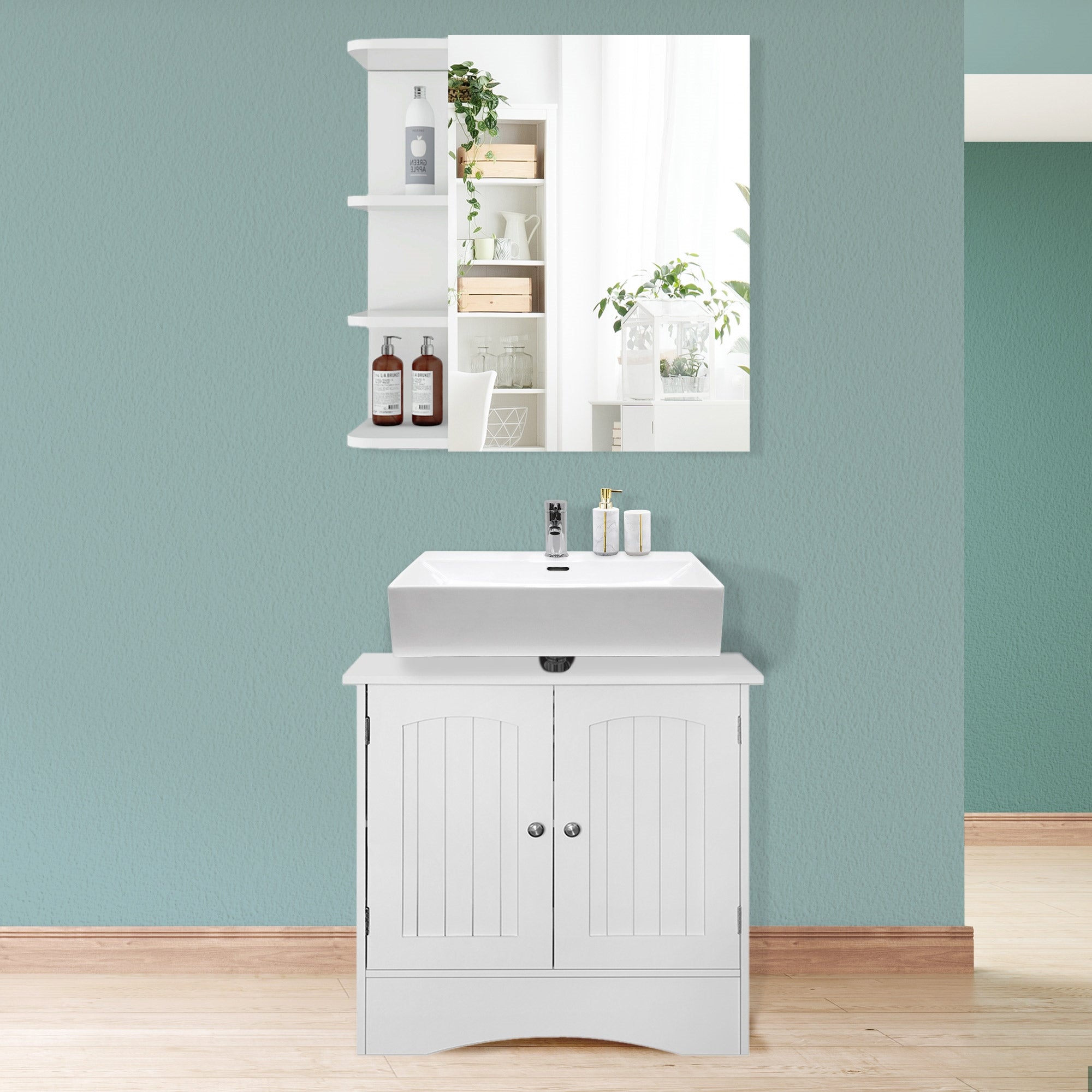Lavabo bianco con specchio e ripiani su una parete verde.