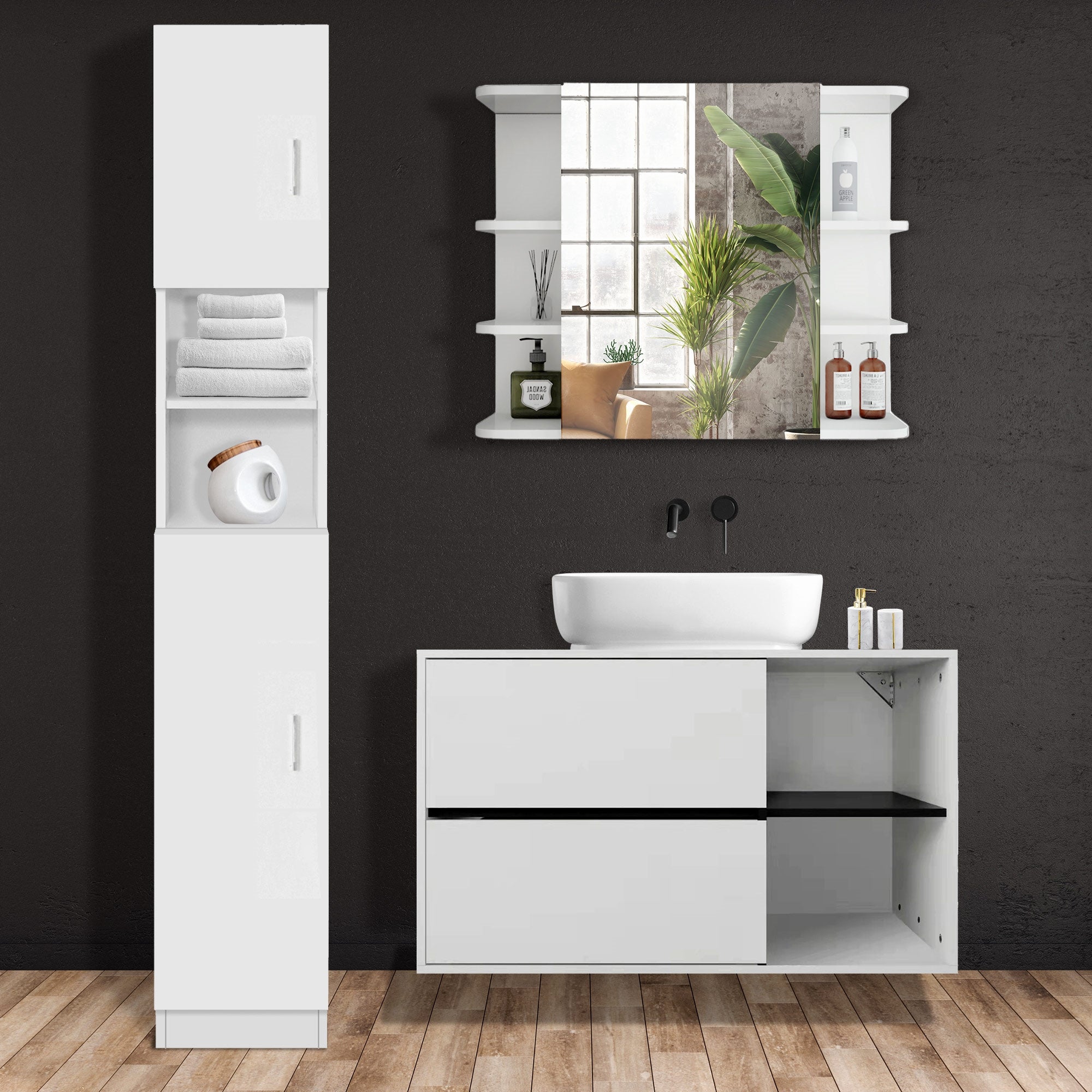 Hoher Schrank, Waschbecken und Spiegel mit Pflanzen im Hintergrund.