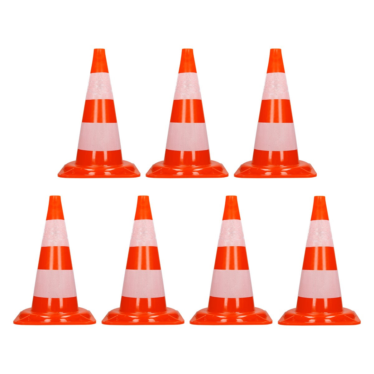 Seks orange trafikkegler med hvide striber på en hvid baggrund.