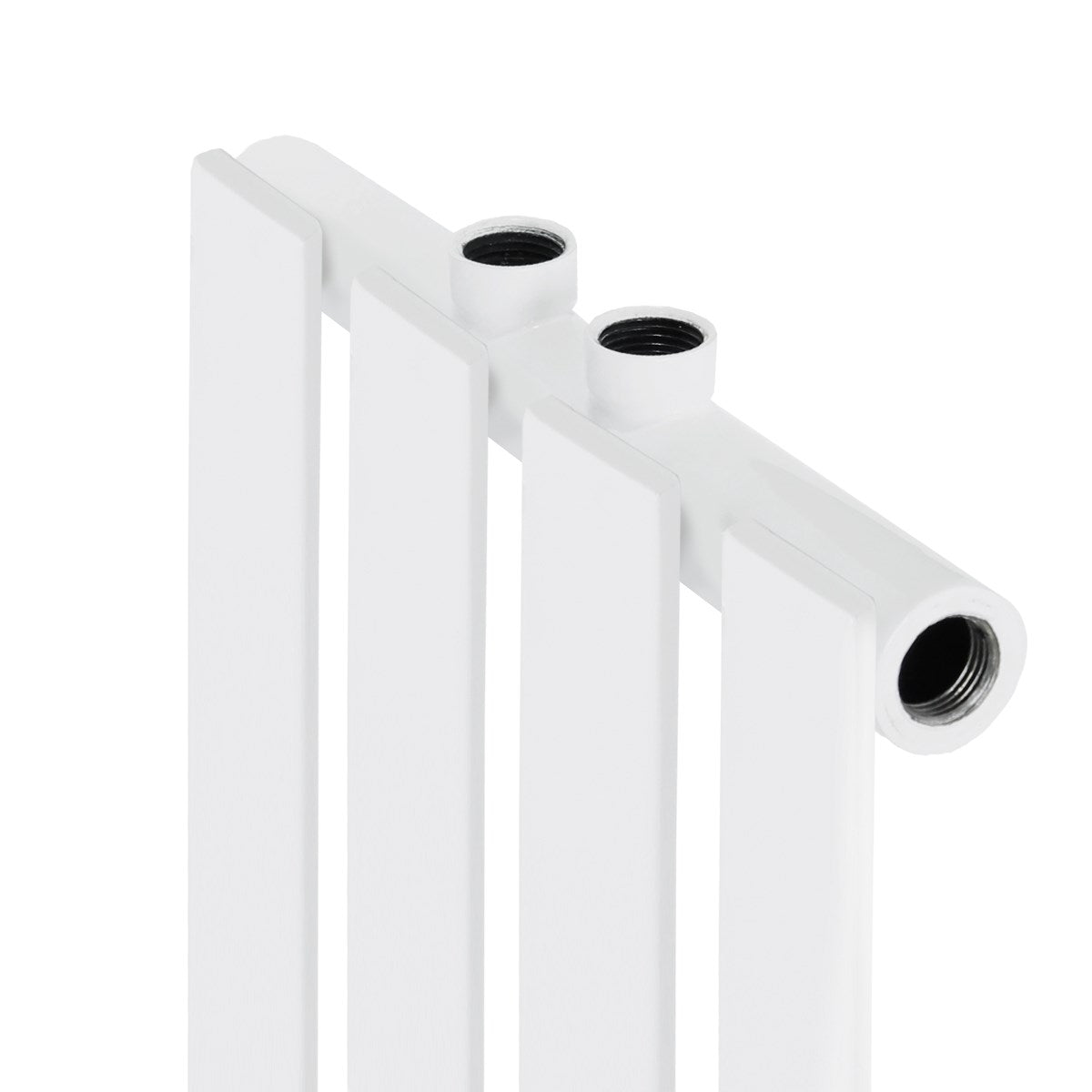 Hvid radiator med tre tilslutninger på oversiden.