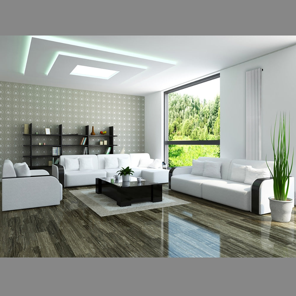 Moderne woonkamer met witte banken en planten.