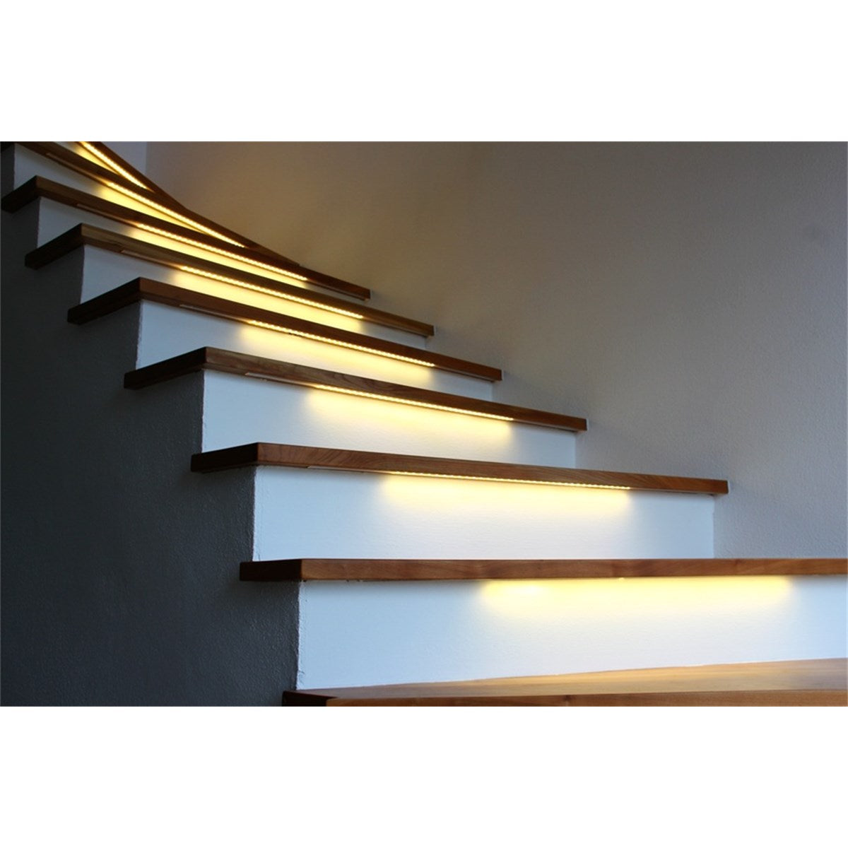 Treaptă de scară cu iluminare LED integrată, care luminează discret.