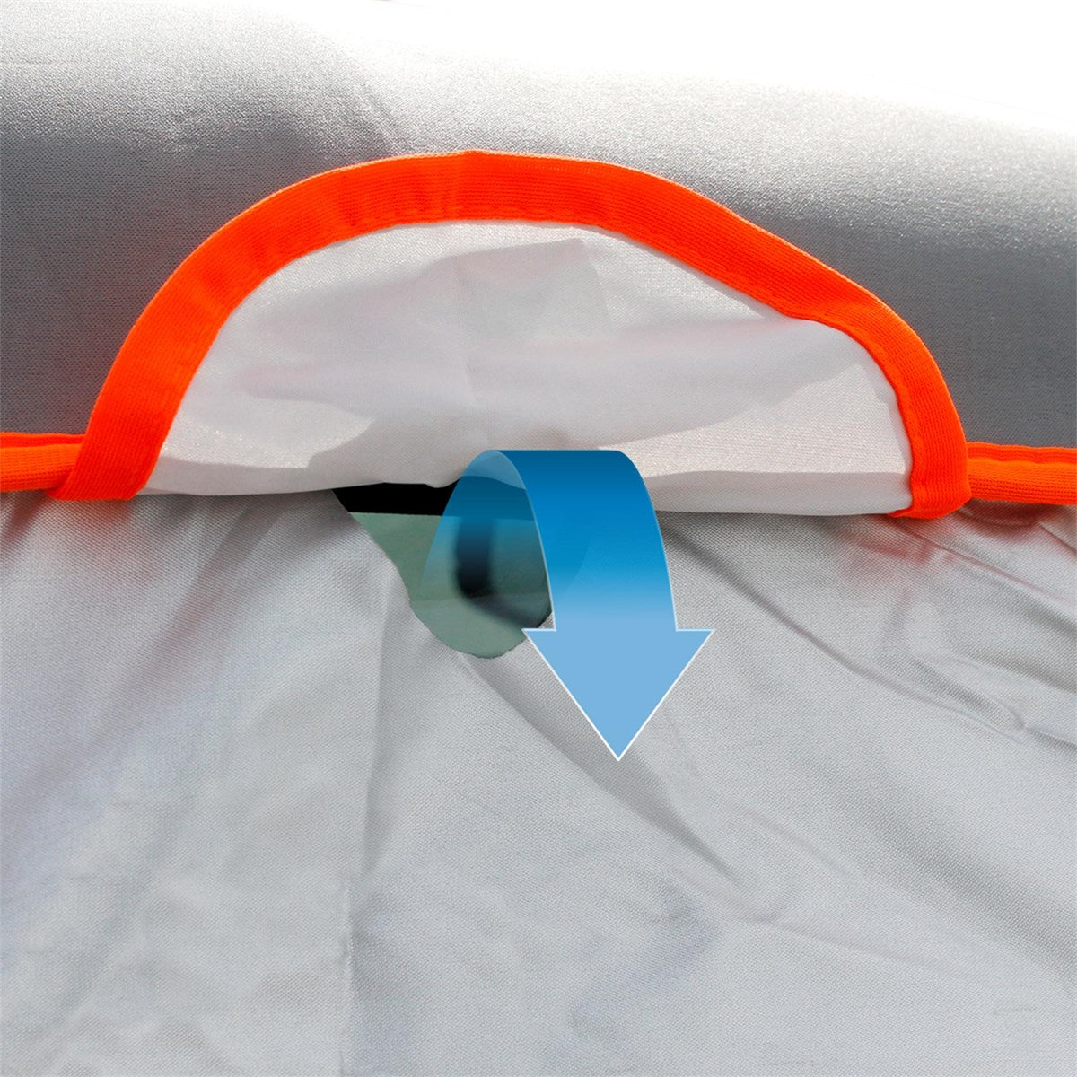 Detailaufnahme eines Stoffes mit einem Pfeil nach unten.