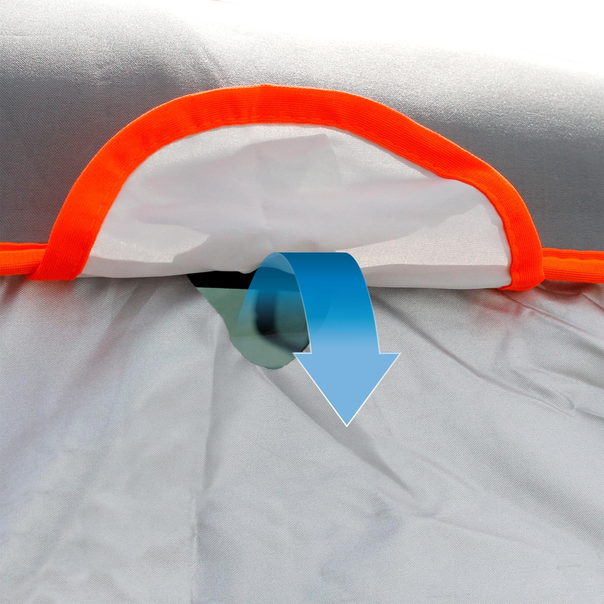 Detailaufnahme eines Stoffes mit einem Pfeil nach unten.