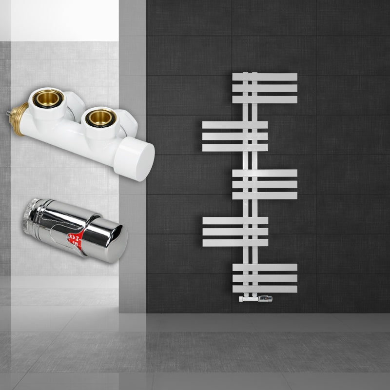 Witte radiator aan een donkere muur met twee kranen.
