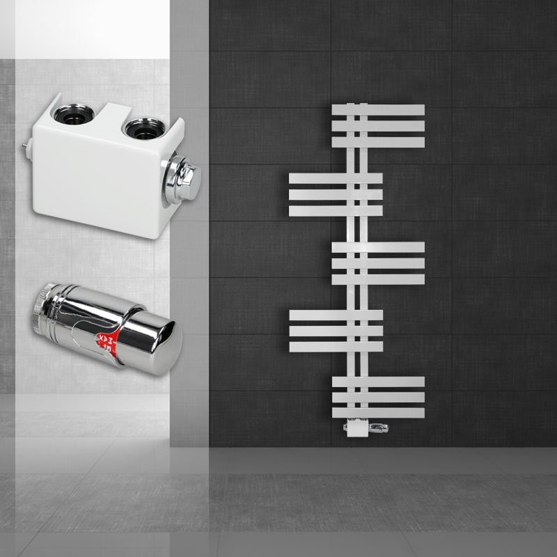 Weißer Heizkörper mit horizontalen Streben an einer dunklen Wand.