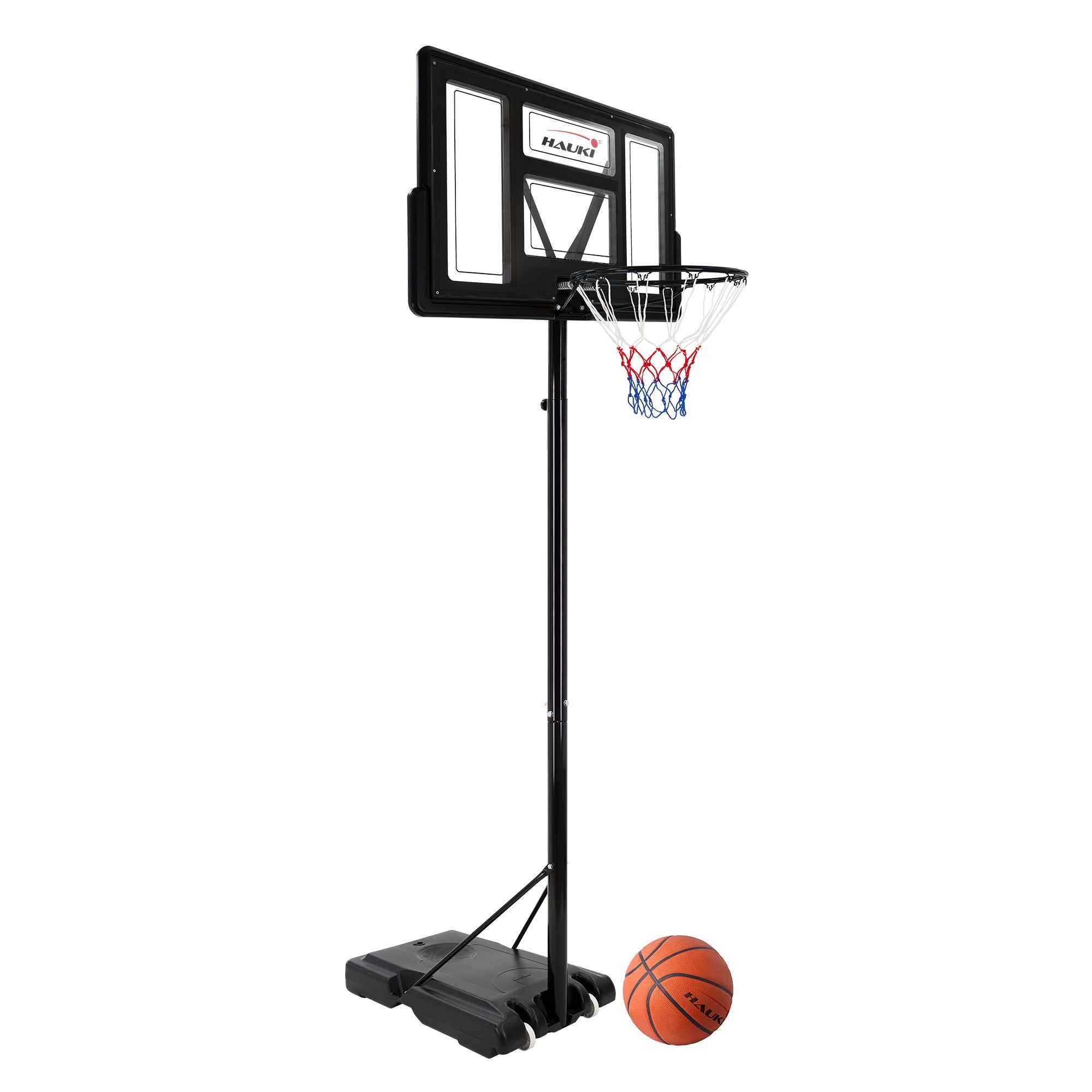 Basketballkorb mit Netz, auf einem stabilen Standfuß, orangefarbener Ball daneben.
