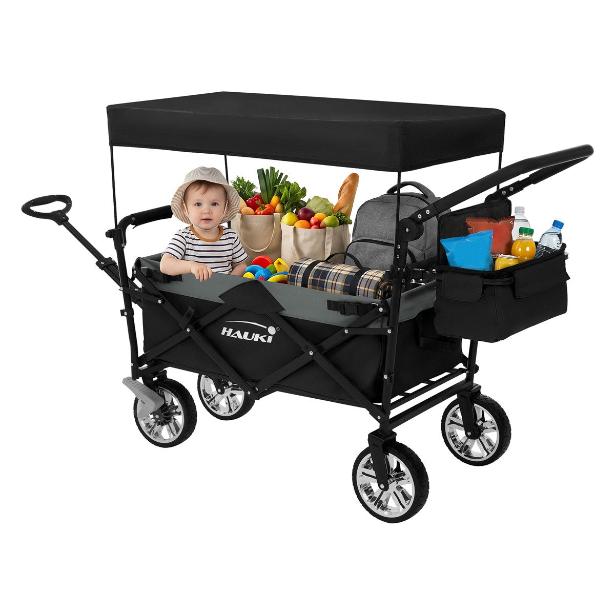 Ein Kinderwagen mit einem Kind, Obst, Spielzeug und Getränken.