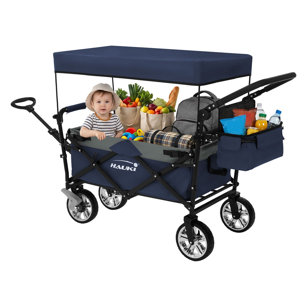 Ein Kinderwagen in Blau mit einem Kind, Obst, Spielzeug und Getränken.
