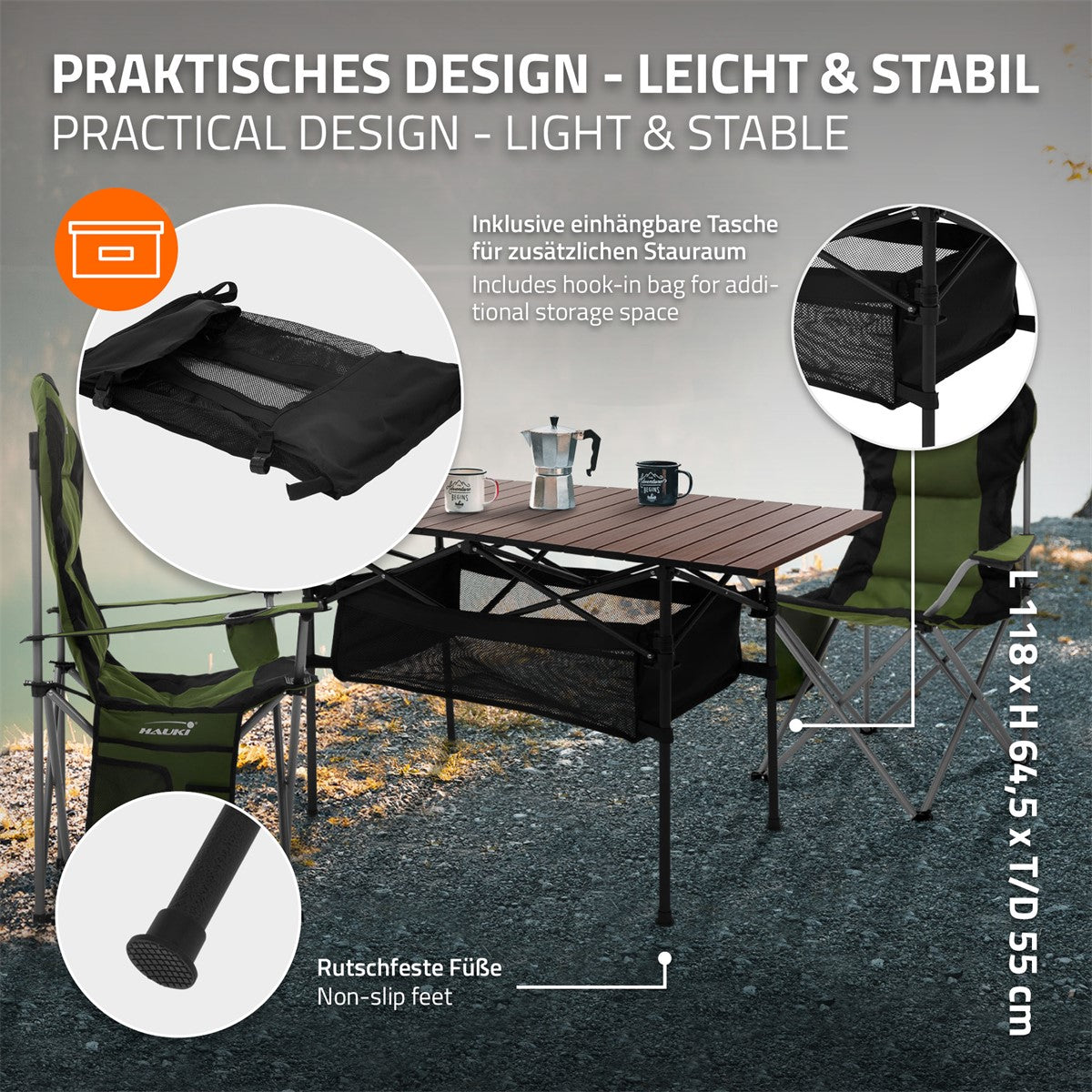 Tisch mit einhängbarer Tasche, zwei Stühlen und Kaffeekanne auf einem Weg am Wasser.