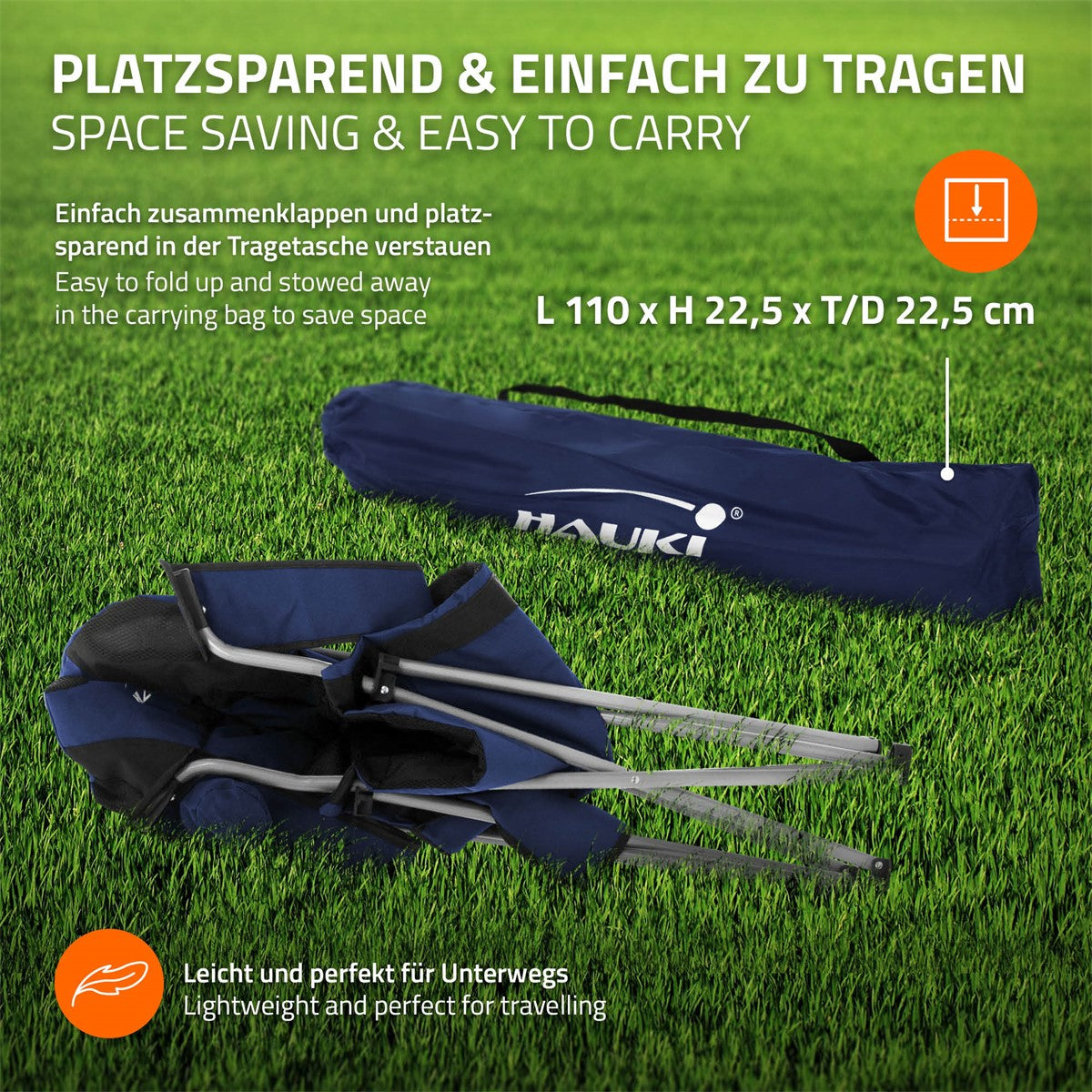Zusammengeklappter Klappstuhl in Tragetasche auf grünem Rasen.
