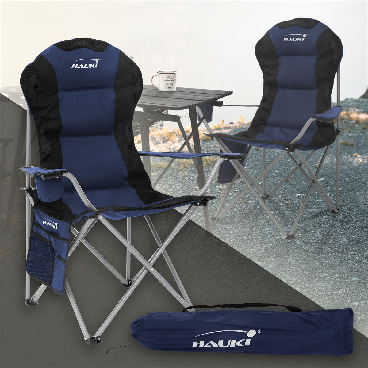 Zwei Klappstühle in blau und schwarz auf einem grauen Untergrund.