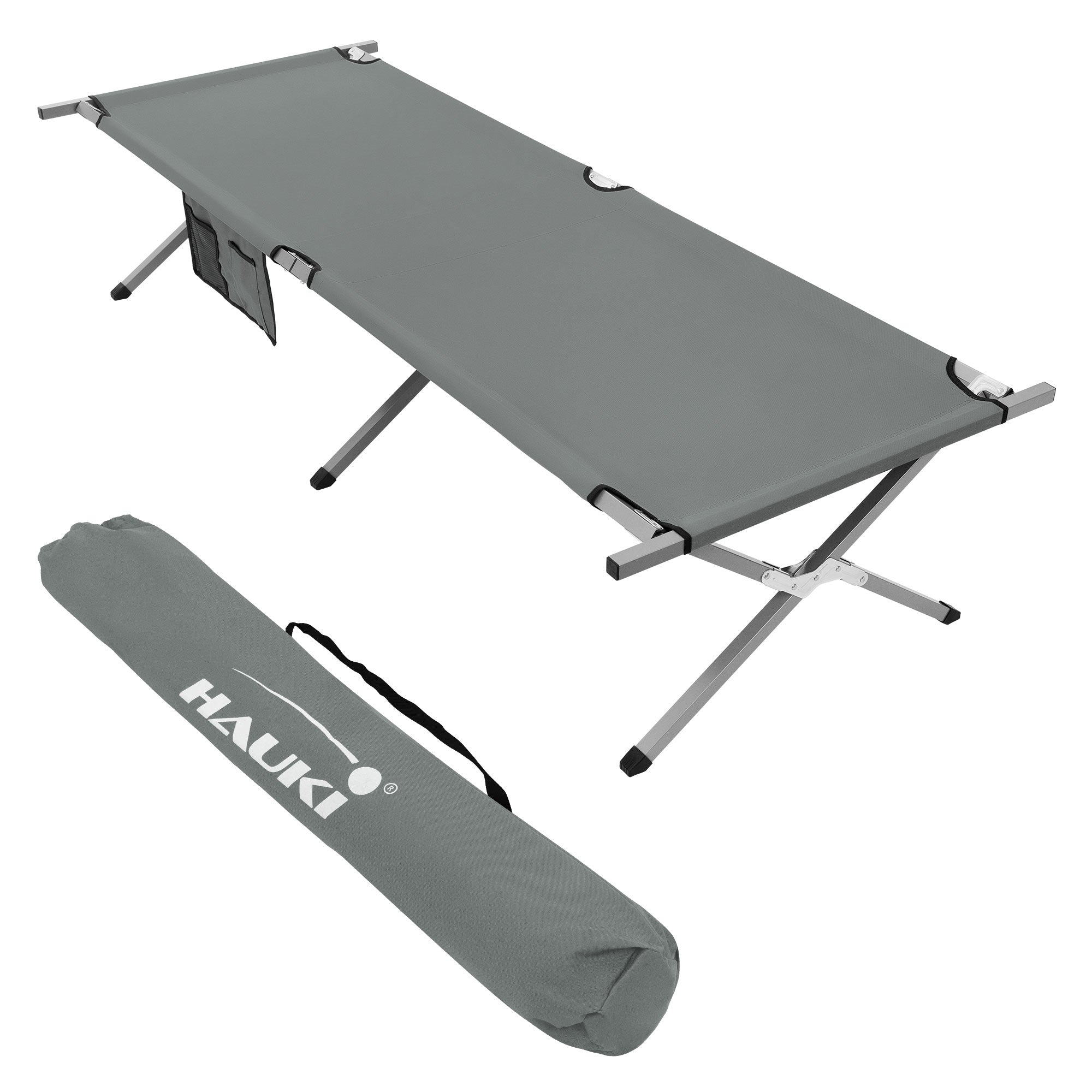 Graues Campingbett zusammengeklappt neben einer Tragetasche.