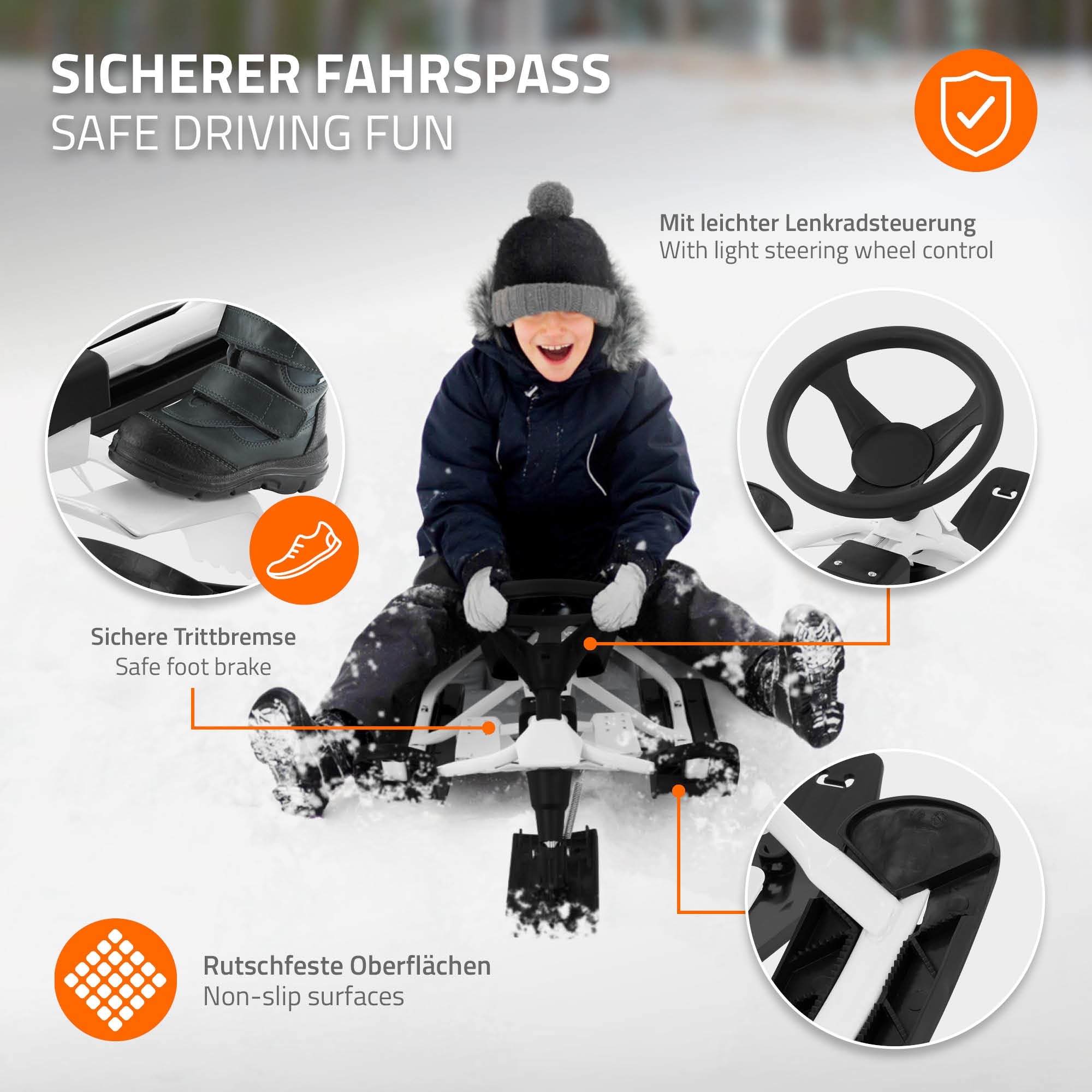 Egy gyermek fehér kormányos szánkón ül a hóban, kiemelve a biztonsági jellemzőket.