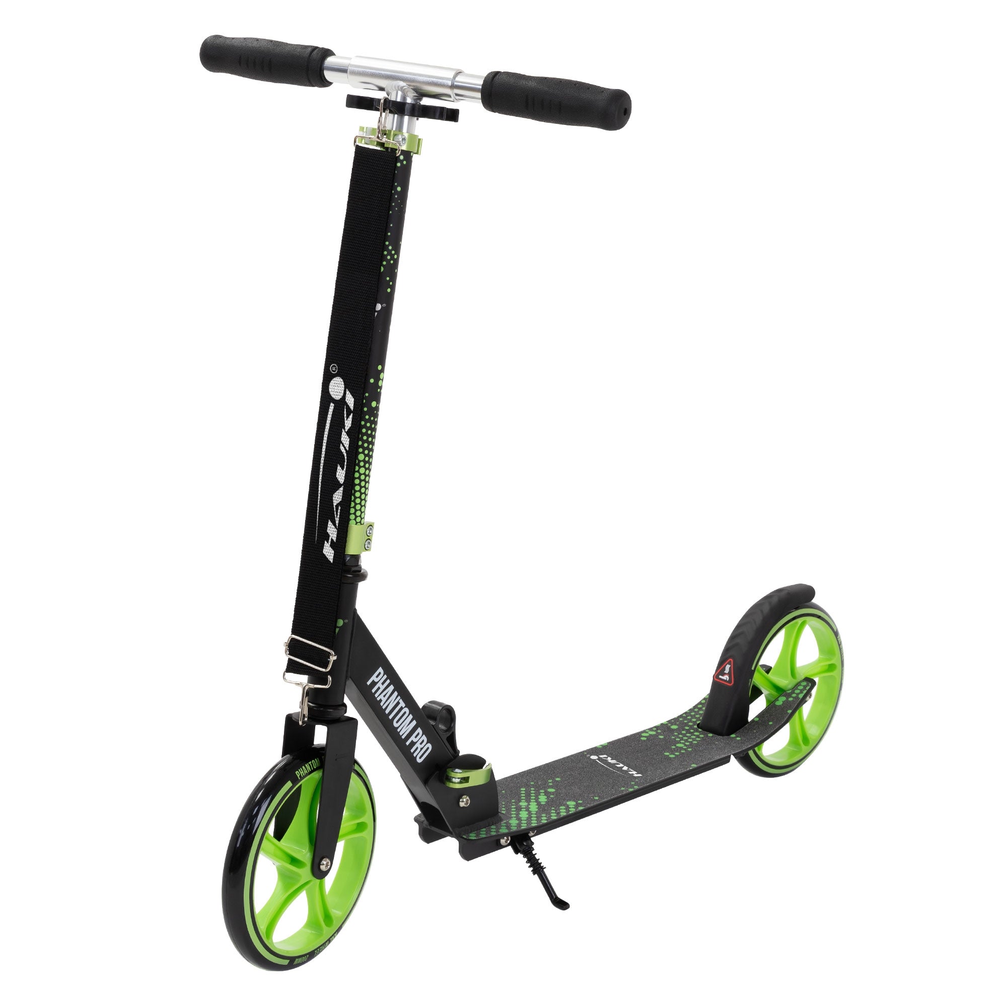 Schwarzer Scooter mit grünen Rädern, auf weißem Hintergrund.
