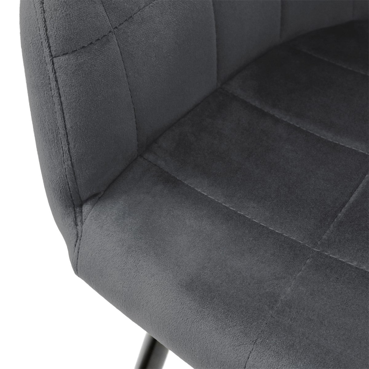 Gros plan d'une chaise grise avec un siège rembourré et un motif carré.