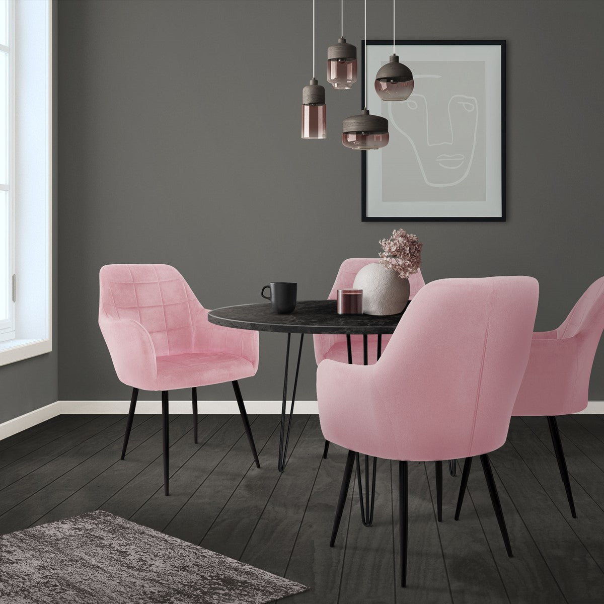 Ein Essbereich mit vier rosa Stühlen, einem runden Tisch und einer Wand mit einem Bild.