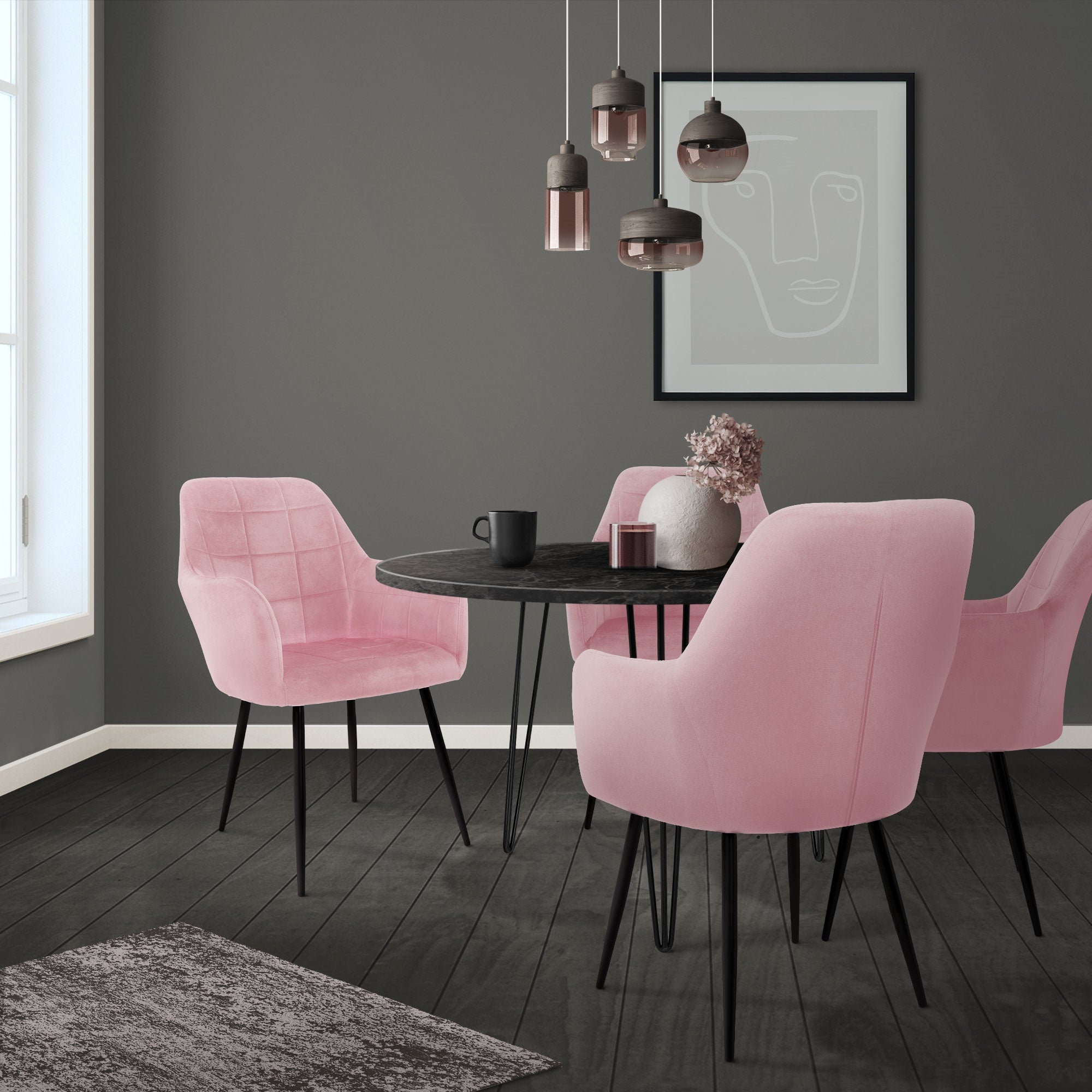 Ein Essbereich mit vier rosa Stühlen, einem runden Tisch und einer Wand mit einem Bild.