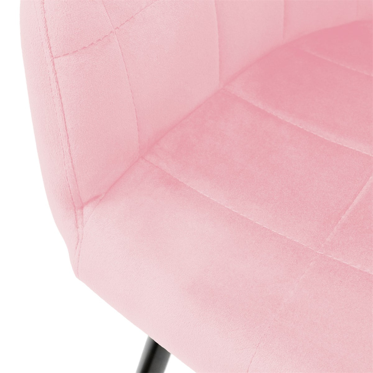 Primo piano di una sedia rosa con seduta e schienale imbottiti.