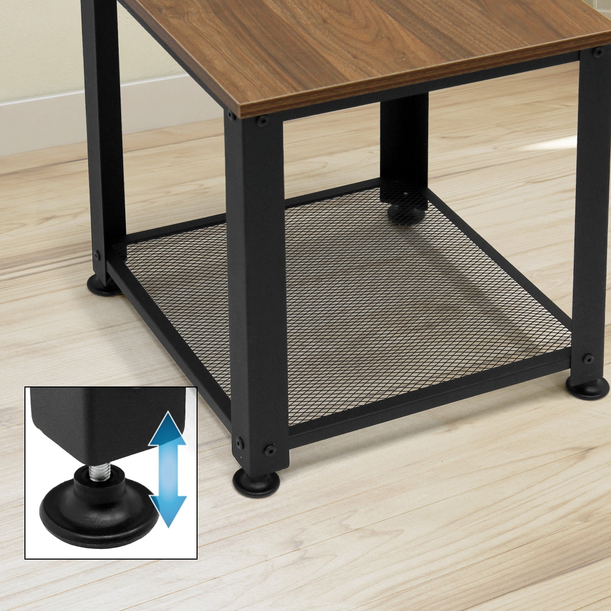 Una mesa con una parte superior de madera y una estructura de metal, debajo un fondo de rejilla.