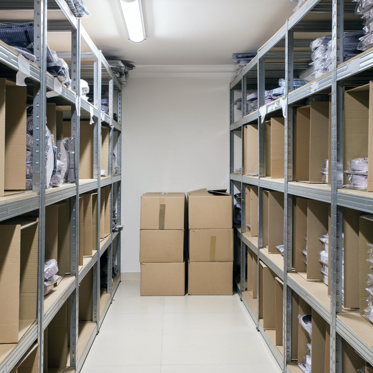 Lagerraum mit Regalen und Kartons.