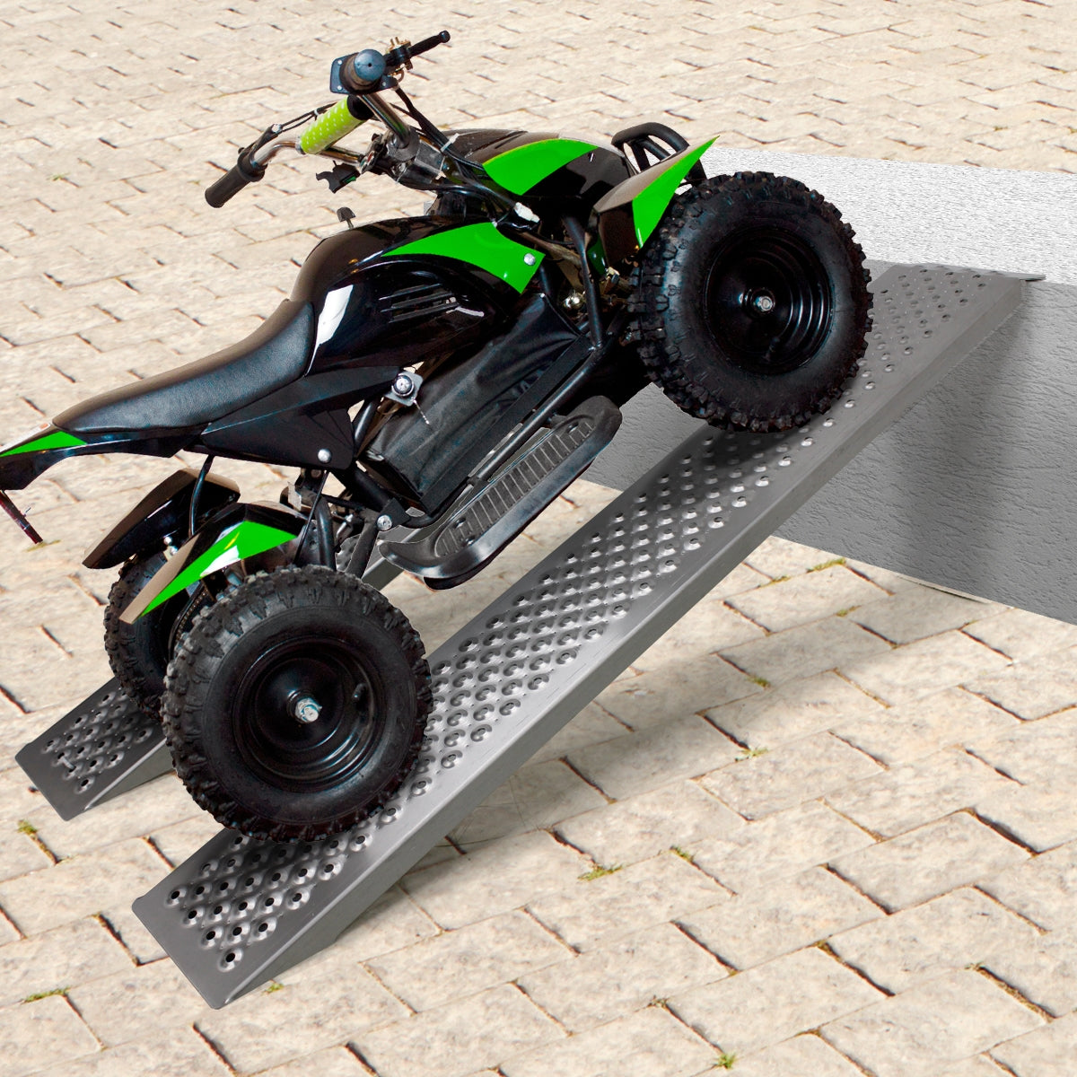 Schwarzes Quad auf einer Rampe, die zu einem erhöhten Bereich führt.