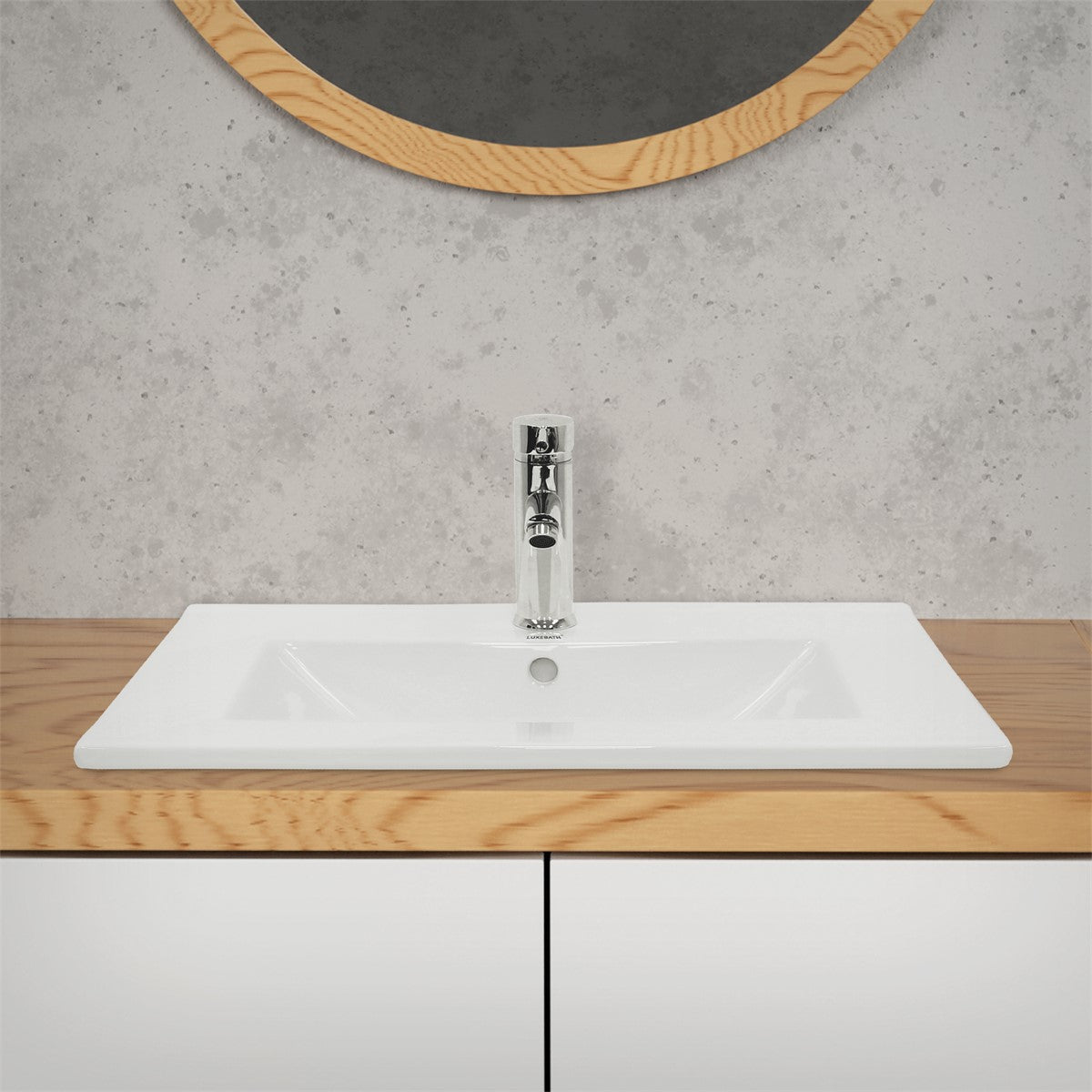Waschbecken auf Holzunterlage mit Wasserhahn und runder Wandspiegel.