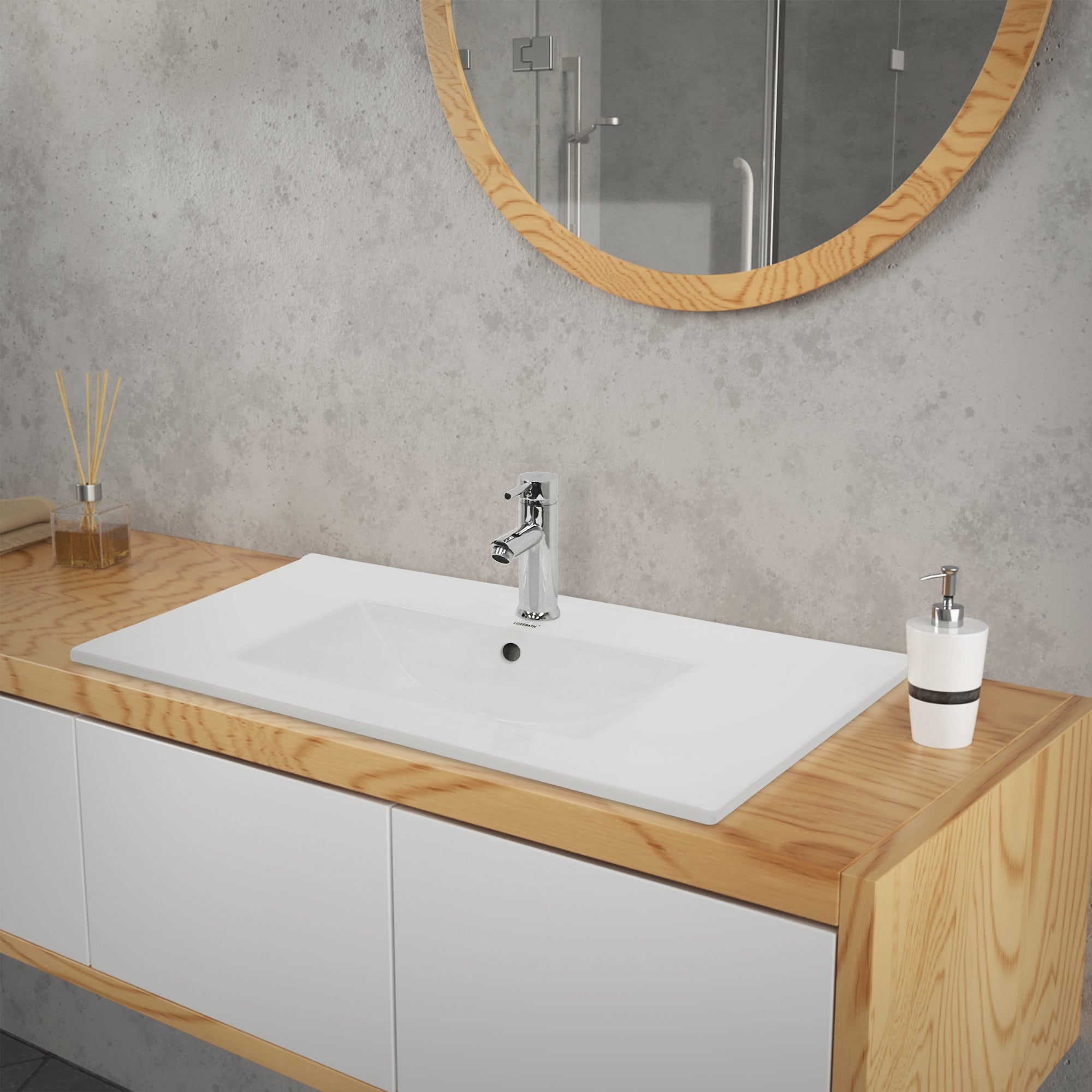 Lavabo sur un meuble en bois avec miroir et produits de soin.