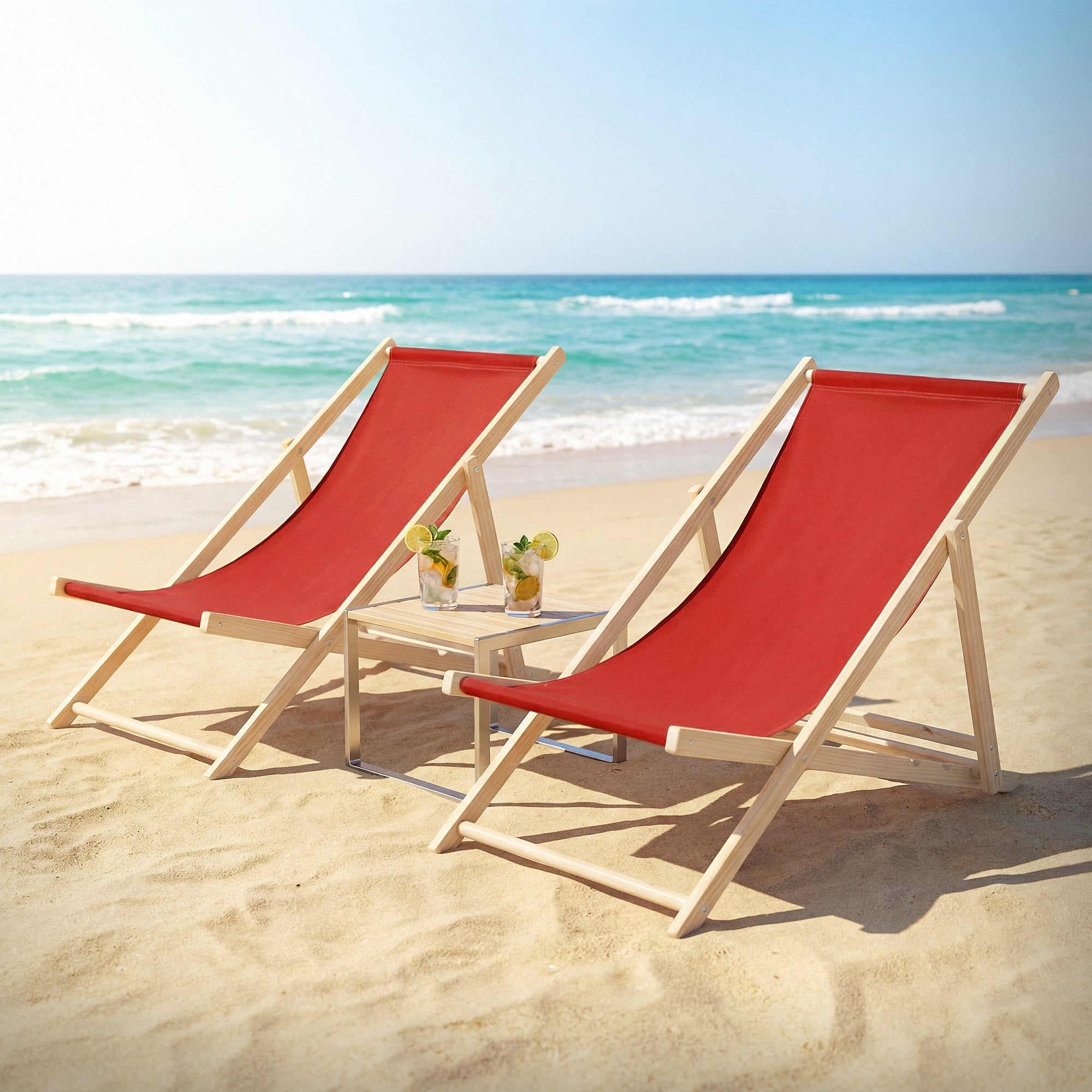 Deux chaises longues sur la plage avec un revêtement rouge et une petite table.