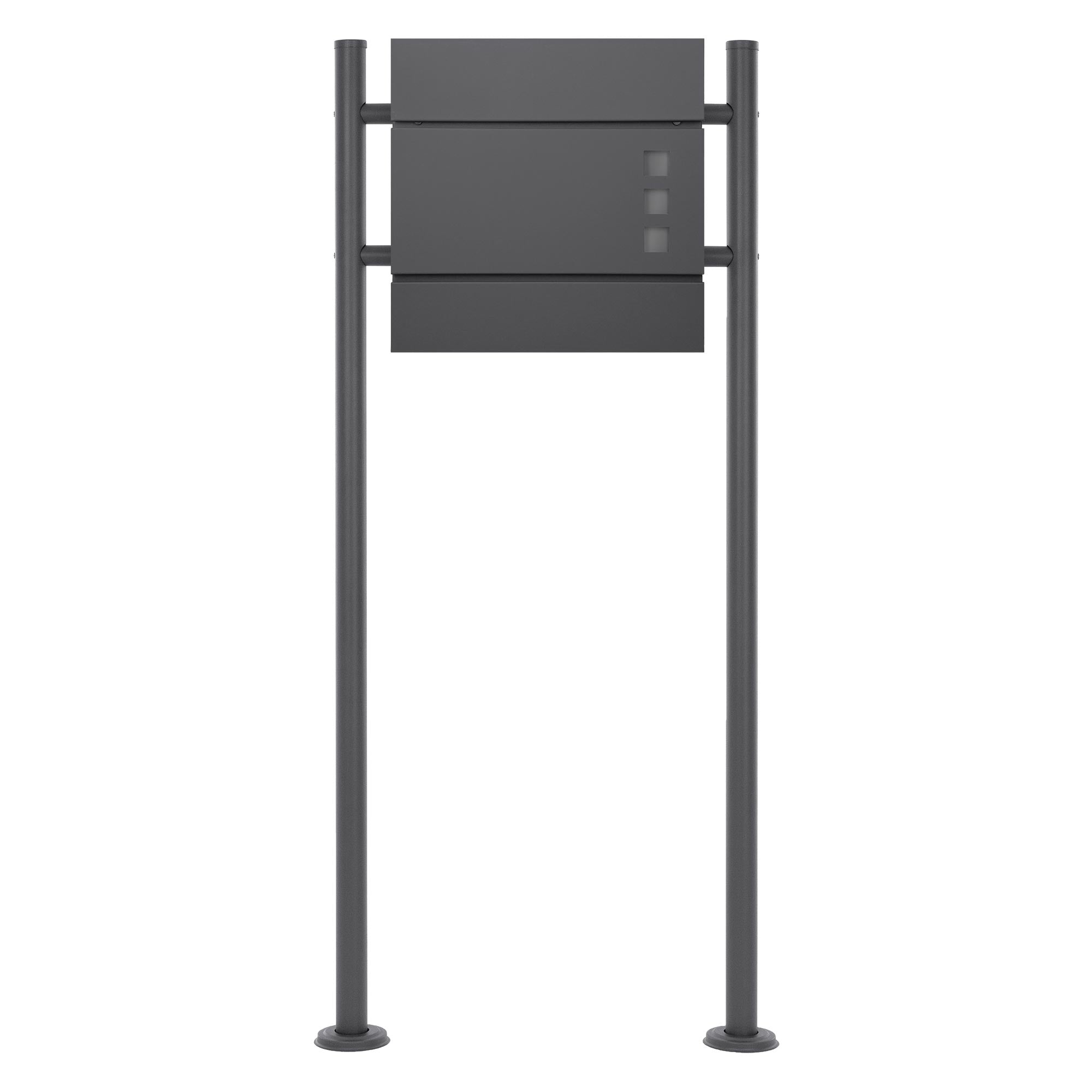 Grå postkasse på to standere, med tre rum.