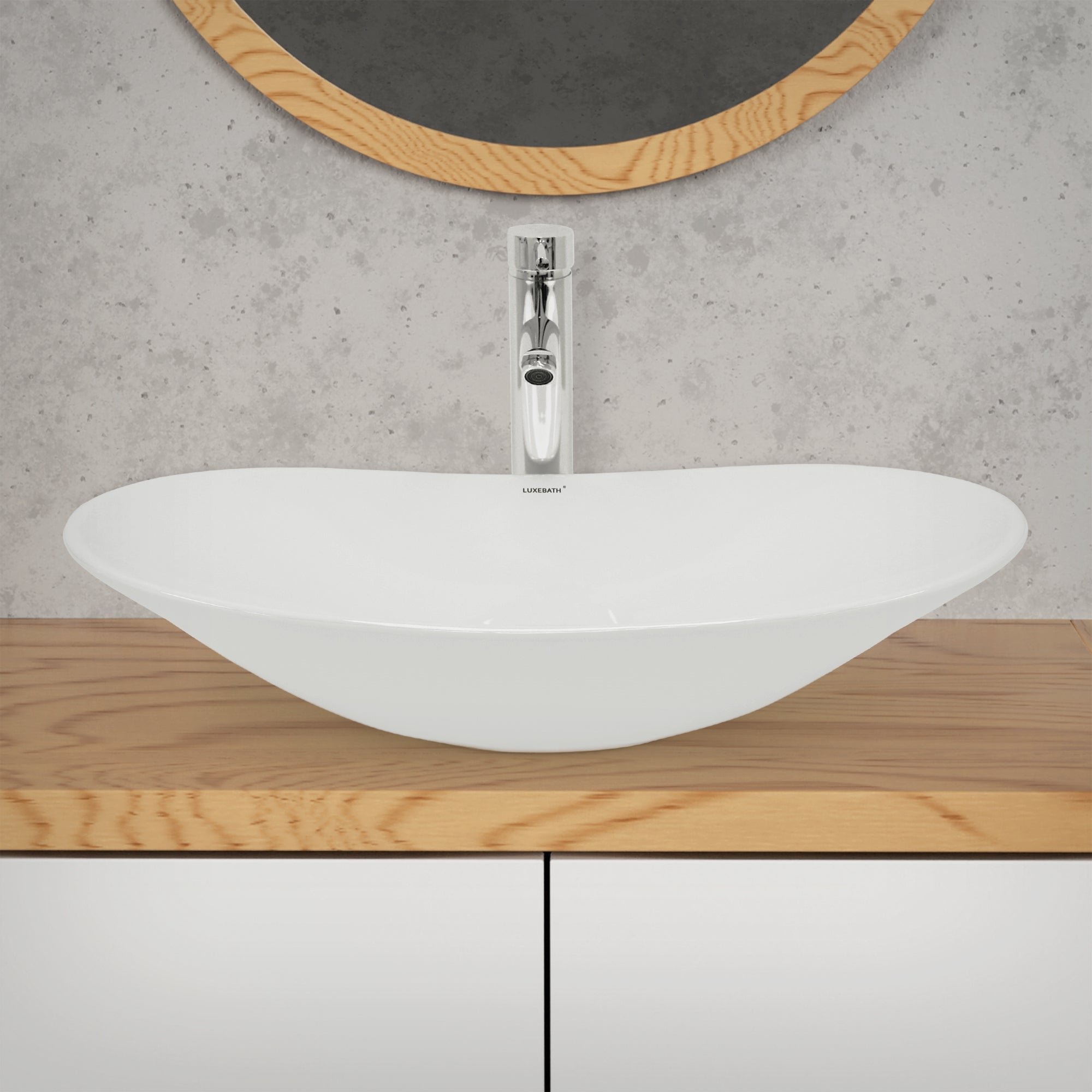 Moderne Waschschüssel auf einem Holzregal vor einer Betonwand.