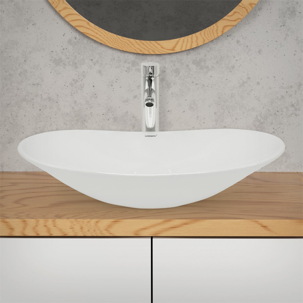 Moderne Waschschüssel auf einem Holzregal vor einer Betonwand.