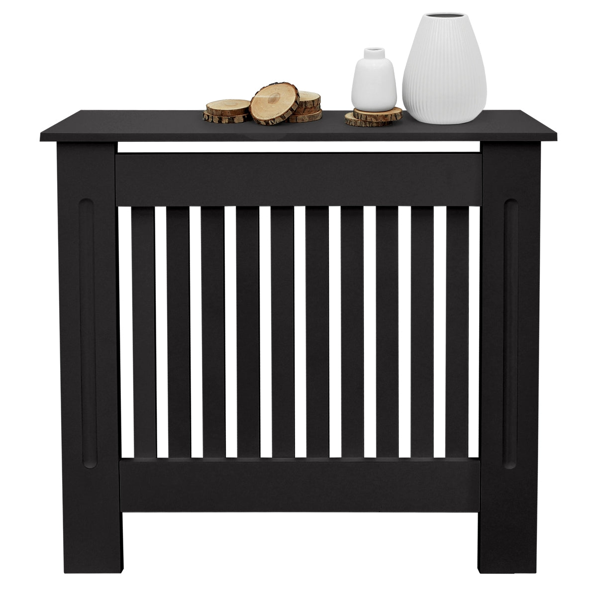 Schwarze Heizkörperverkleidung mit Holzscheiben und Vasen auf der Ablage.