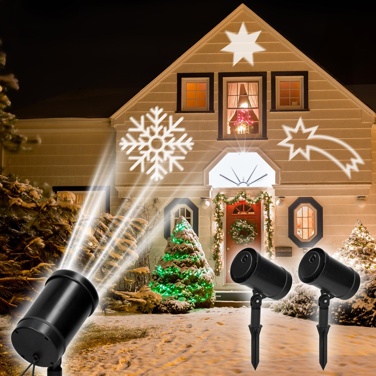 Haus mit Weihnachtsdekoration, Lichtern und Schneeflockenprojektionen.