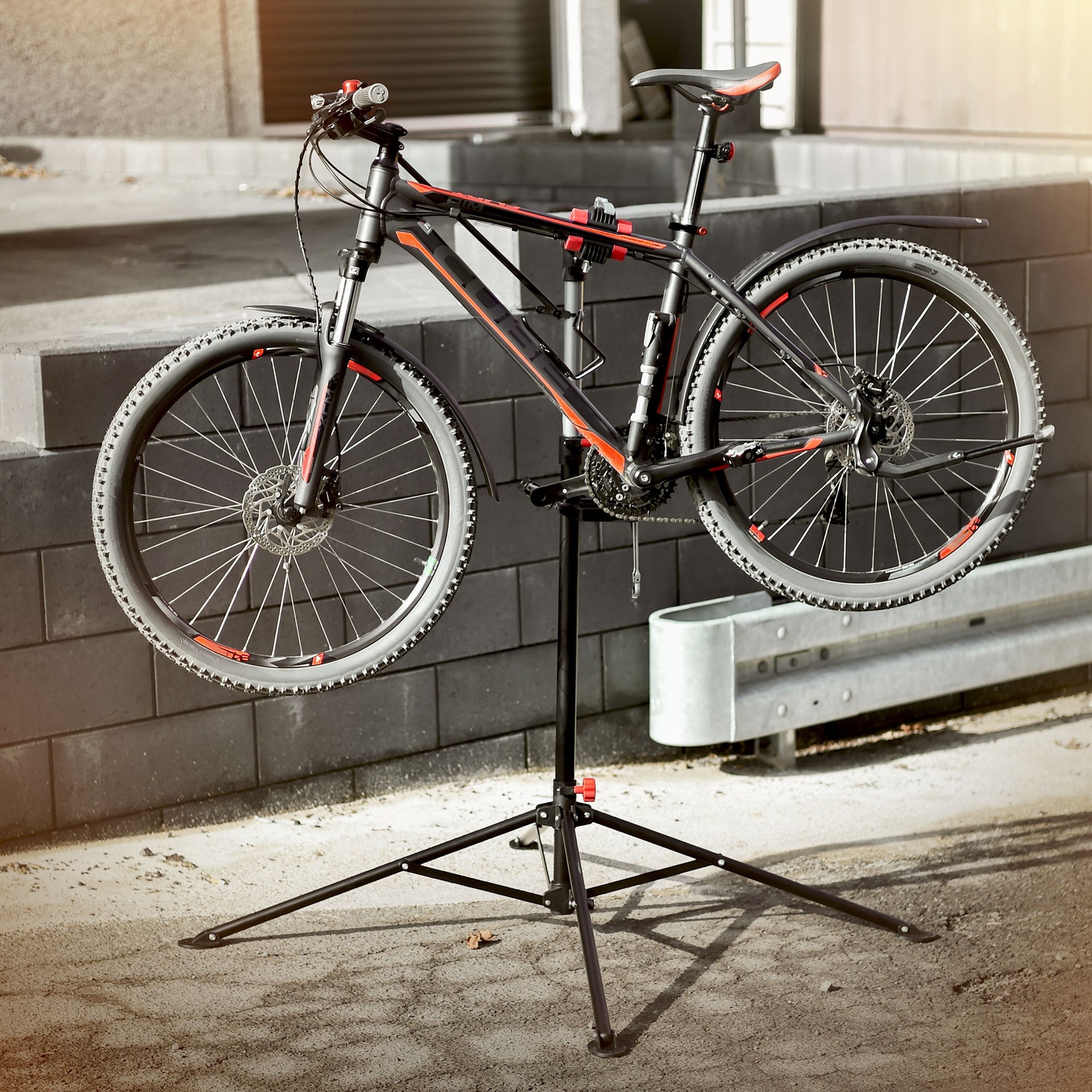 Ein Fahrrad steht auf einem Reparaturständer.