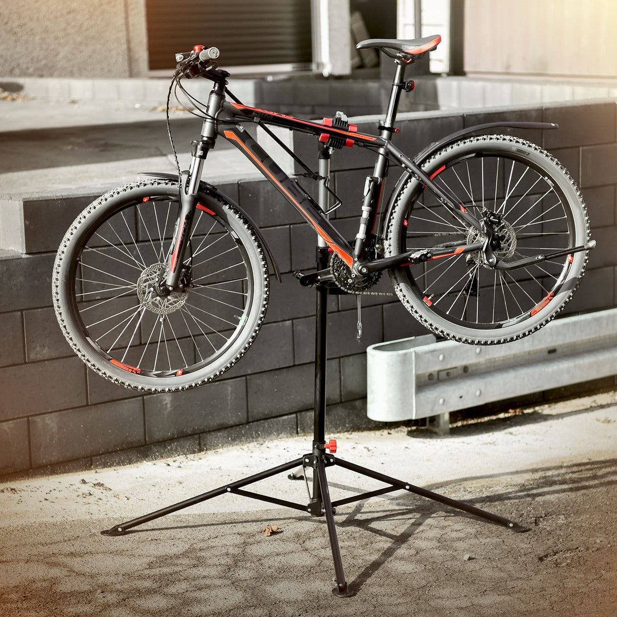 O bicicletă este așezată pe un suport de reparații.