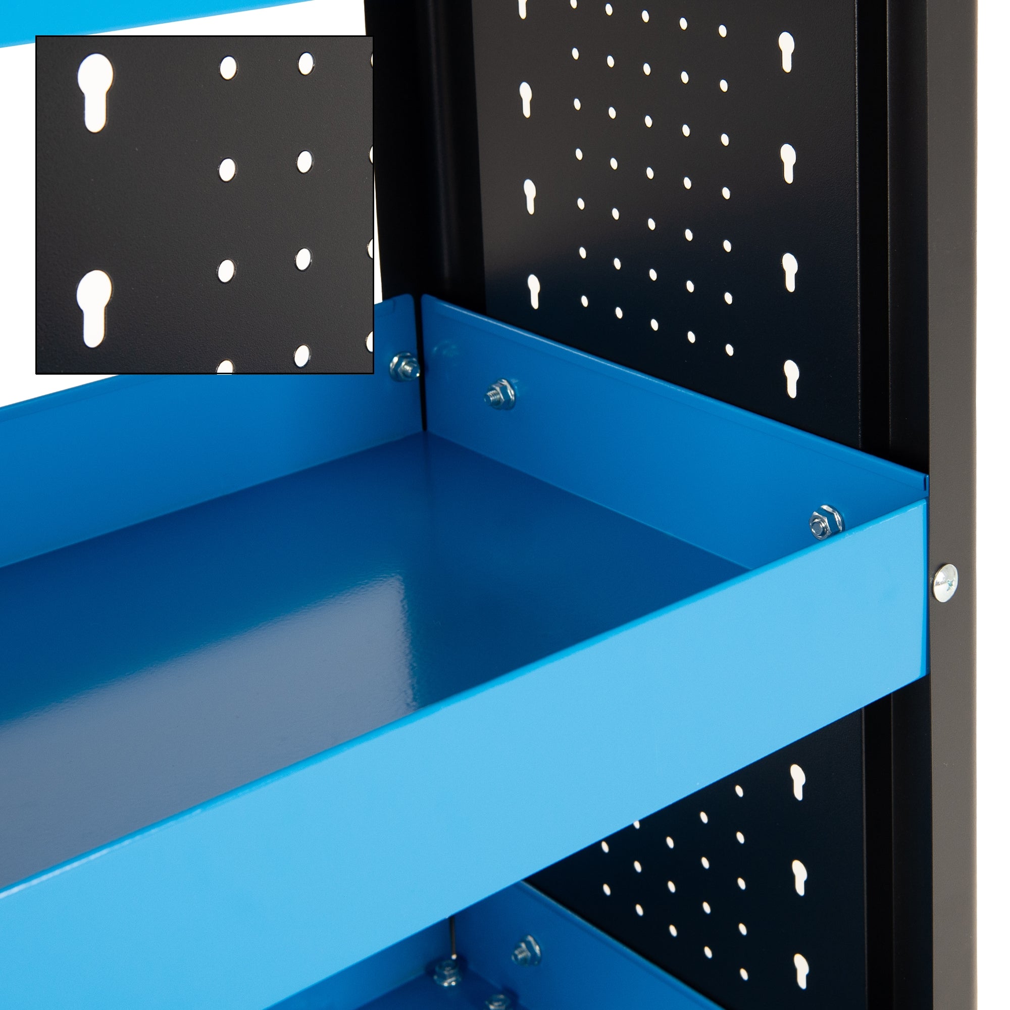 Detailaufnahme eines Regals mit blauer Ablage und Lochmuster.