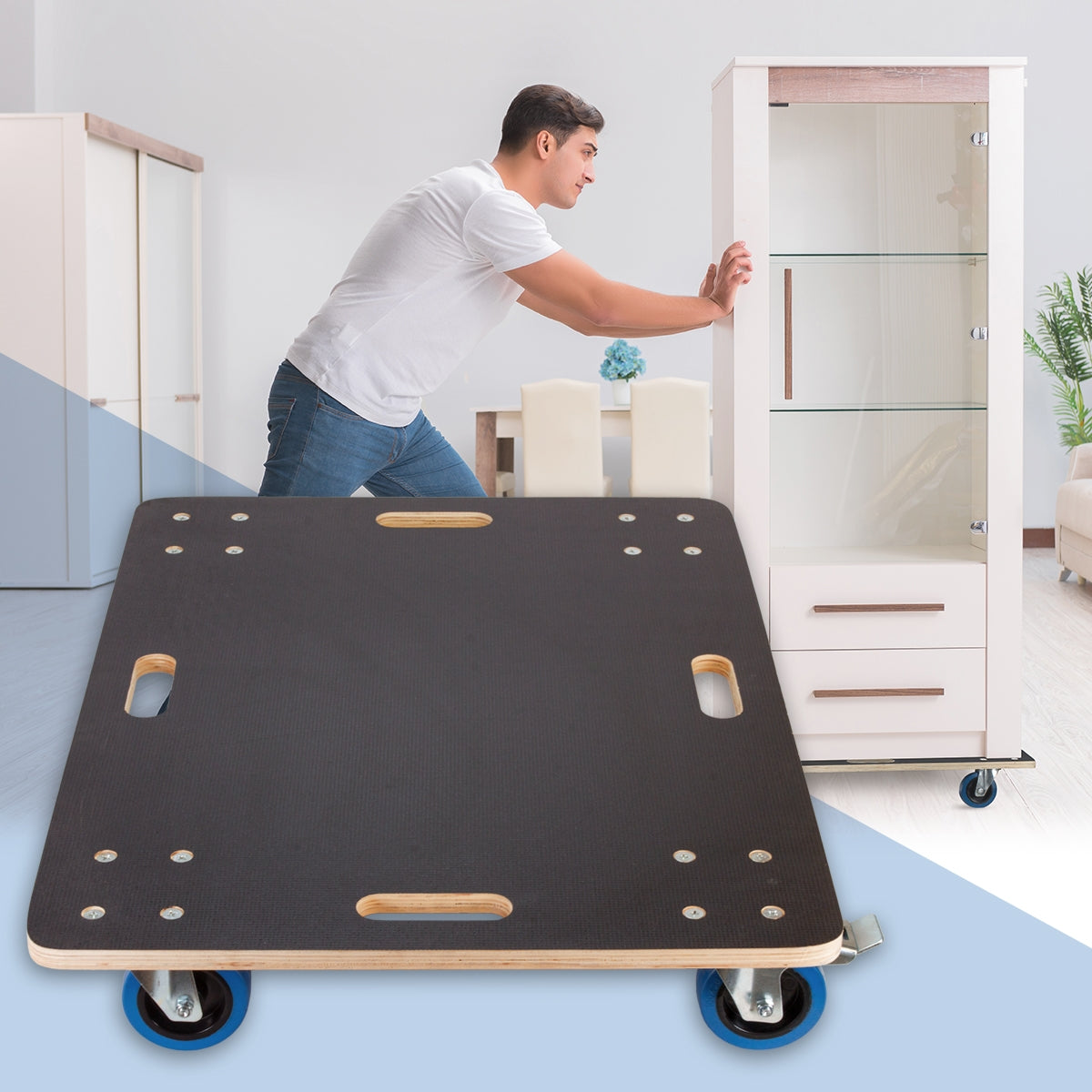 Ein Mann schiebt einen Möbelroller mit einem Schrank in einem Raum.