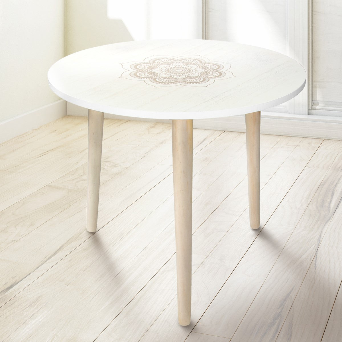 Ronde tafel met drie poten en een mandalapatroon.