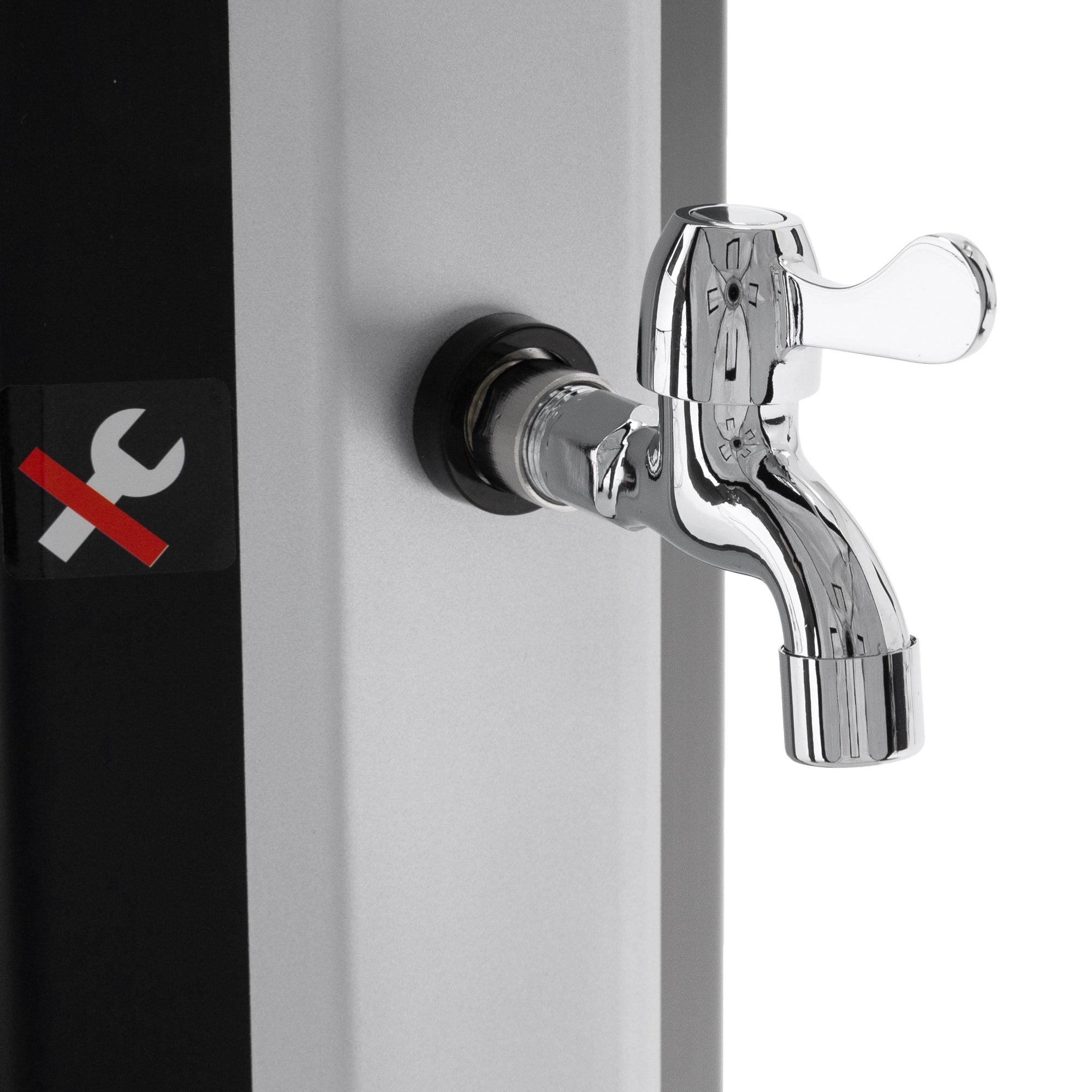 Chromfarbener Wasserhahn an einem Gerät mit einem Werkzeug-Symbol.