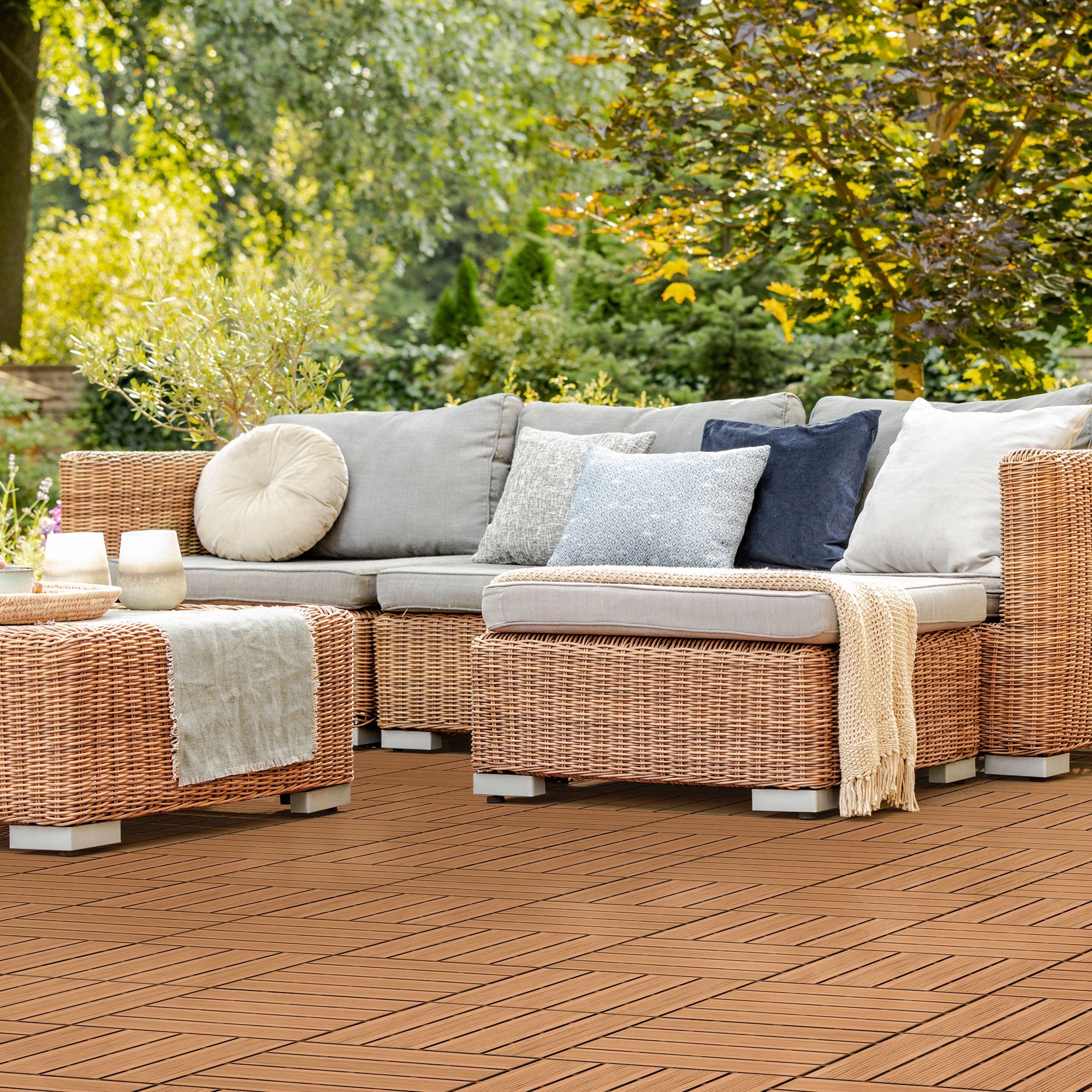 Rattan ülőgarnitúra WPC csempe padlón.