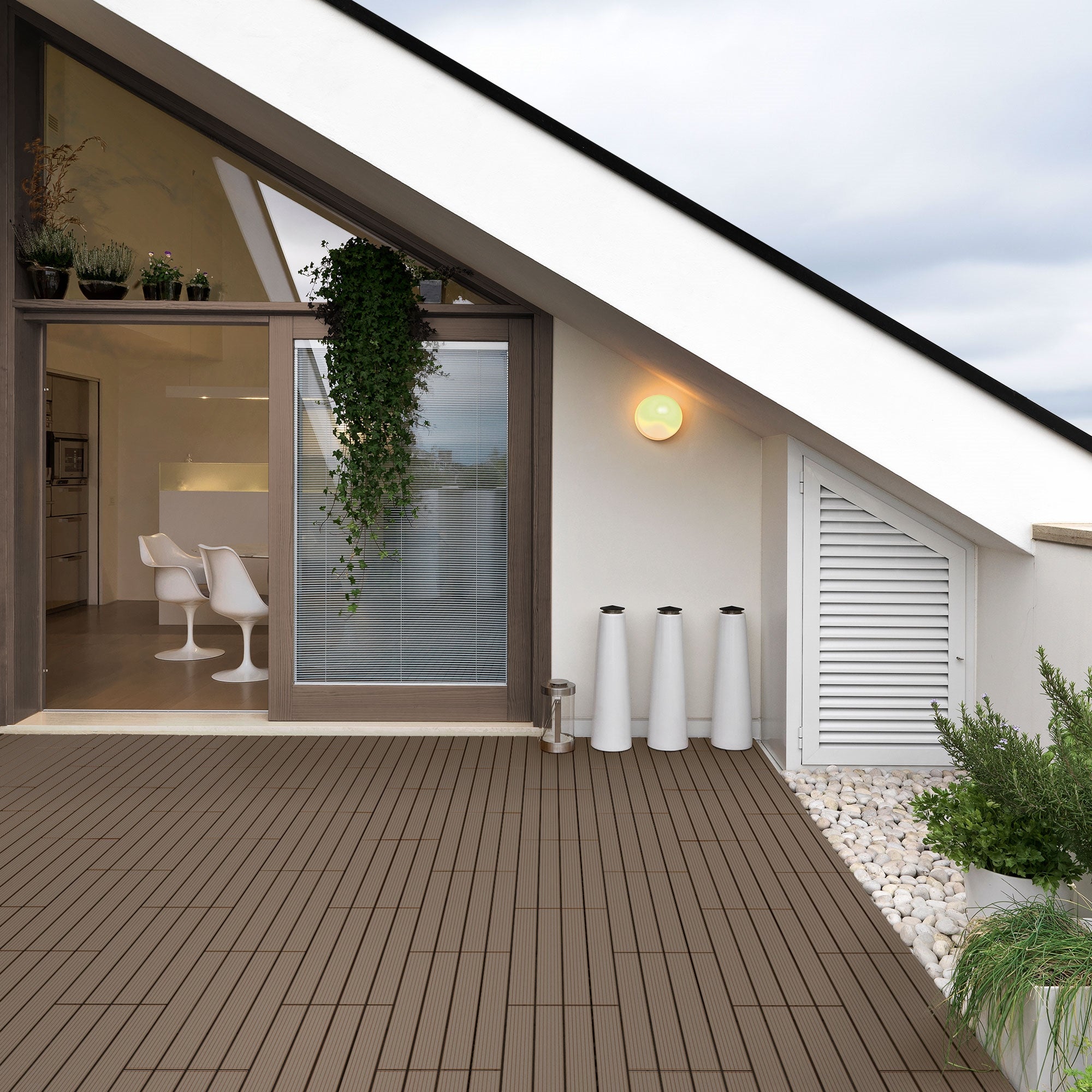 Terras met houten tegels, planten en een groot raam in moderne stijl.