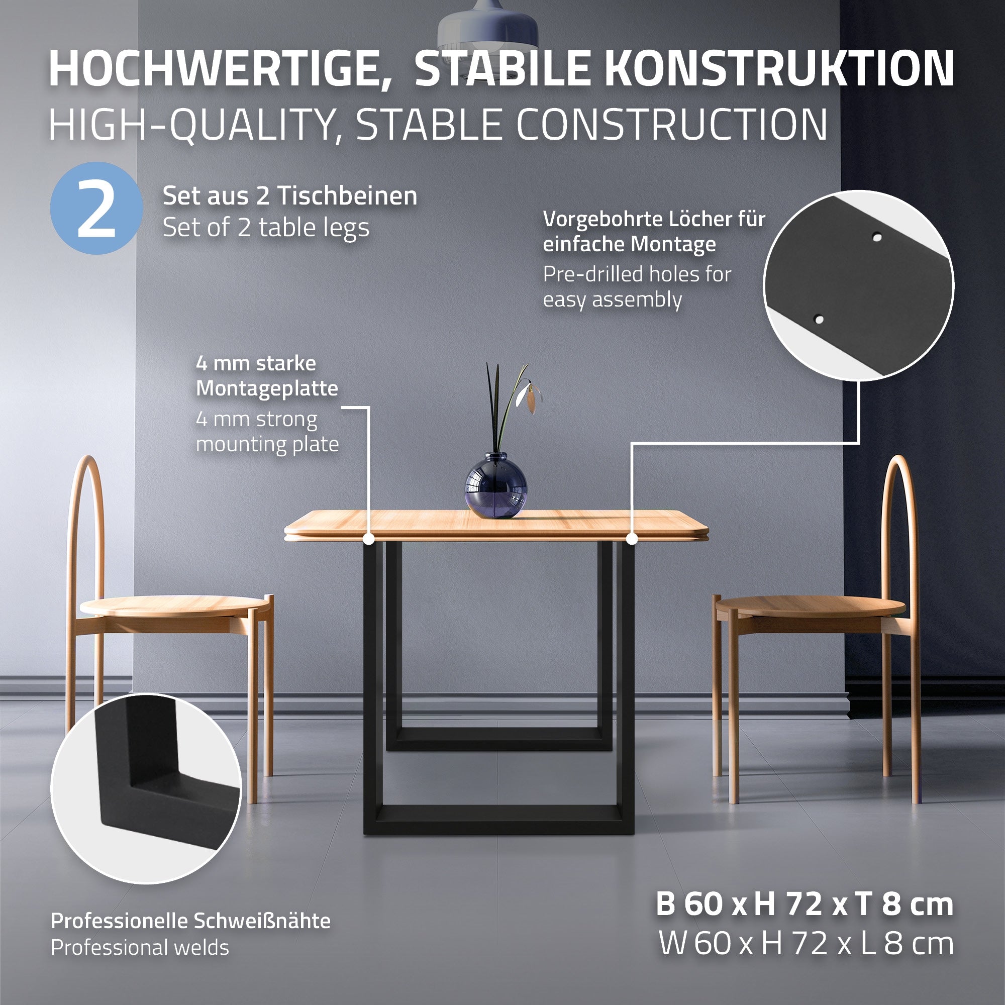 Tisch mit zwei schwarzen Beinen und Holzplatte, zwei Stühlen daneben.