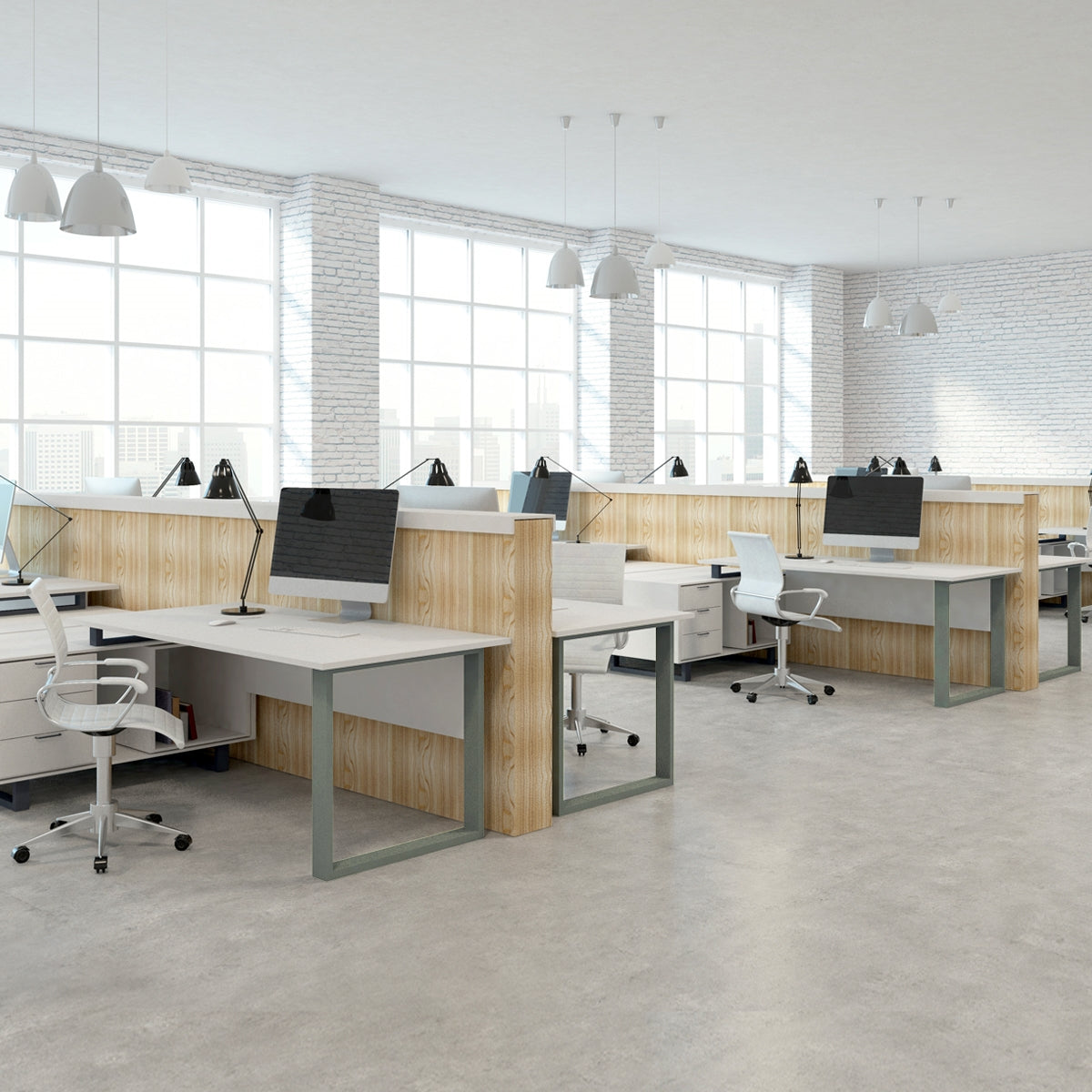 Büro mit Schreibtischen, Stühlen und Monitoren in einem modernen Design.
