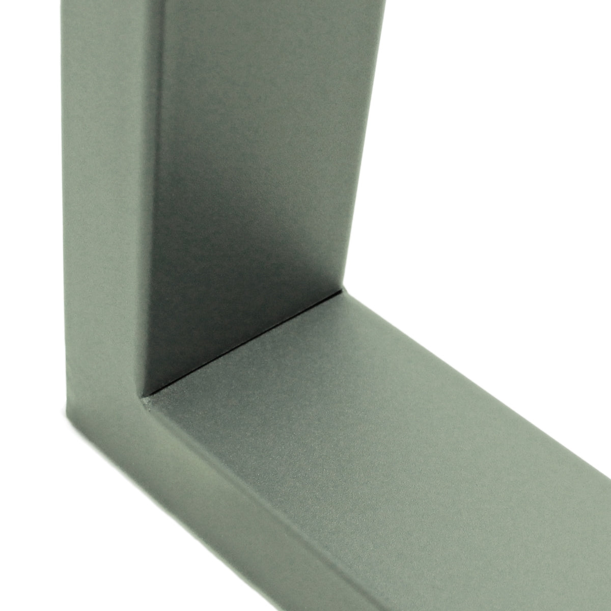 Detailaufnahme eines grauen Metallbeins mit einer Kante und einer Ecke.