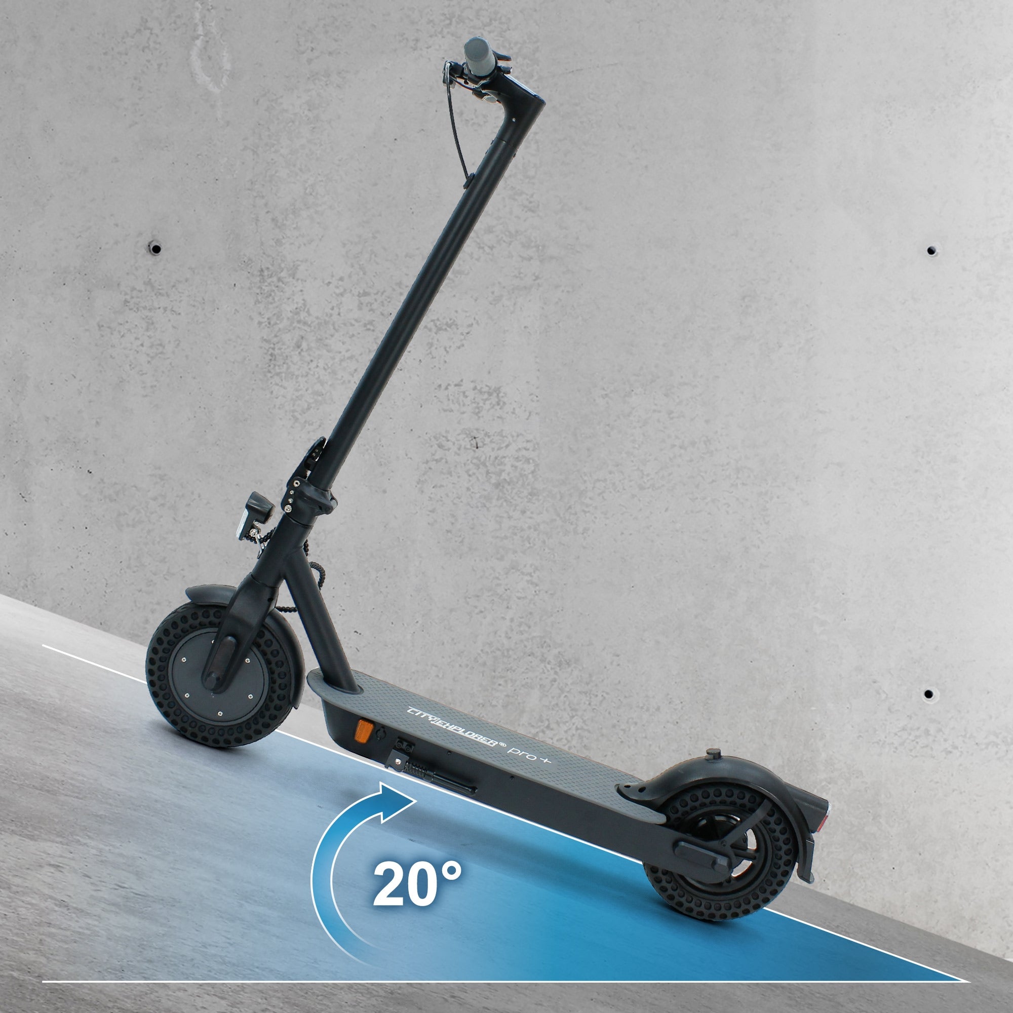 Patinete eléctrico negro en una superficie inclinada.